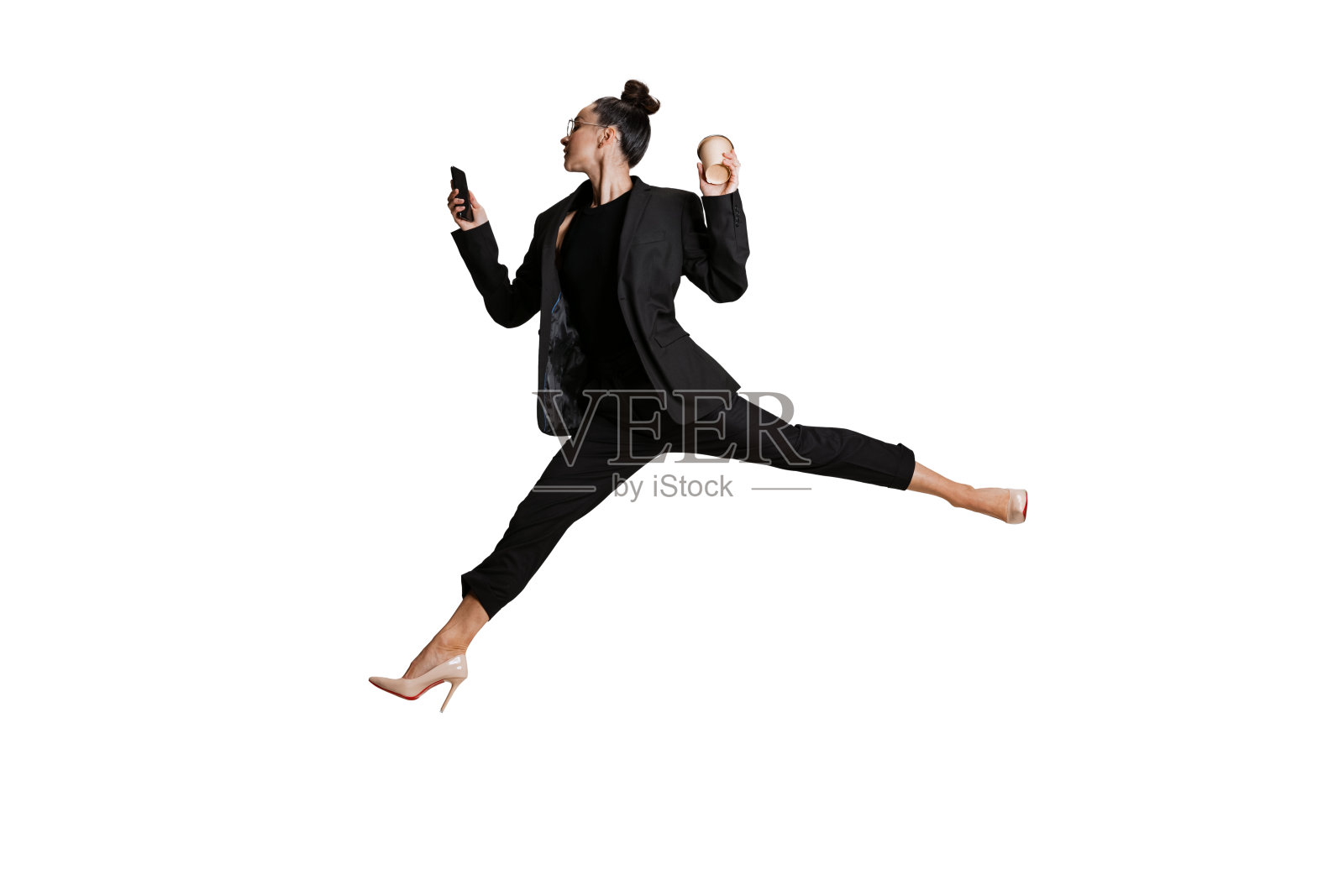 工作室拍摄的年轻女子在商业风格的服装在行动，运动孤立在白色背景。艺术、运动、美、时尚的概念。照片摄影图片