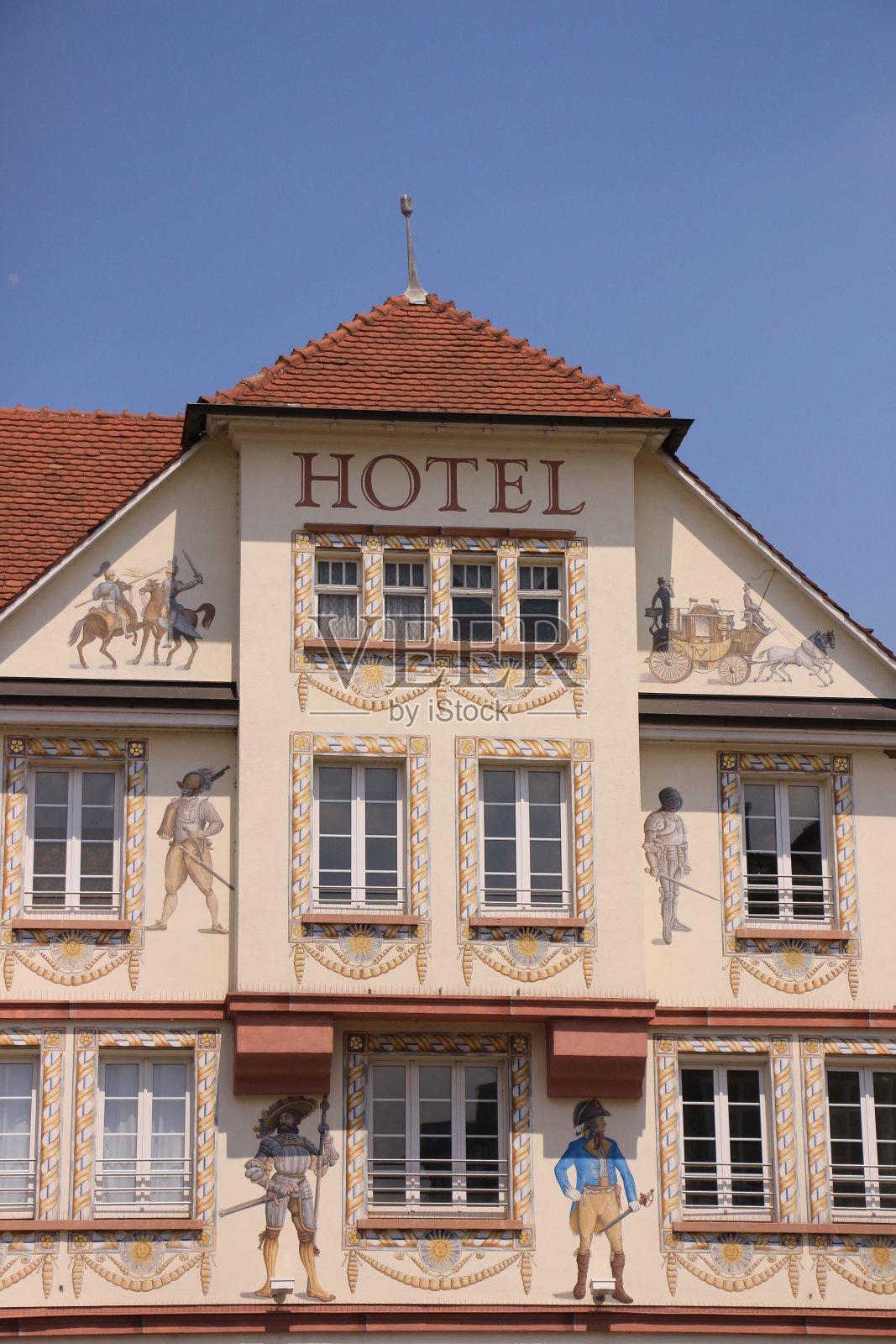 阳光明媚的夏日，拉尔市中心的黑森林照片摄影图片