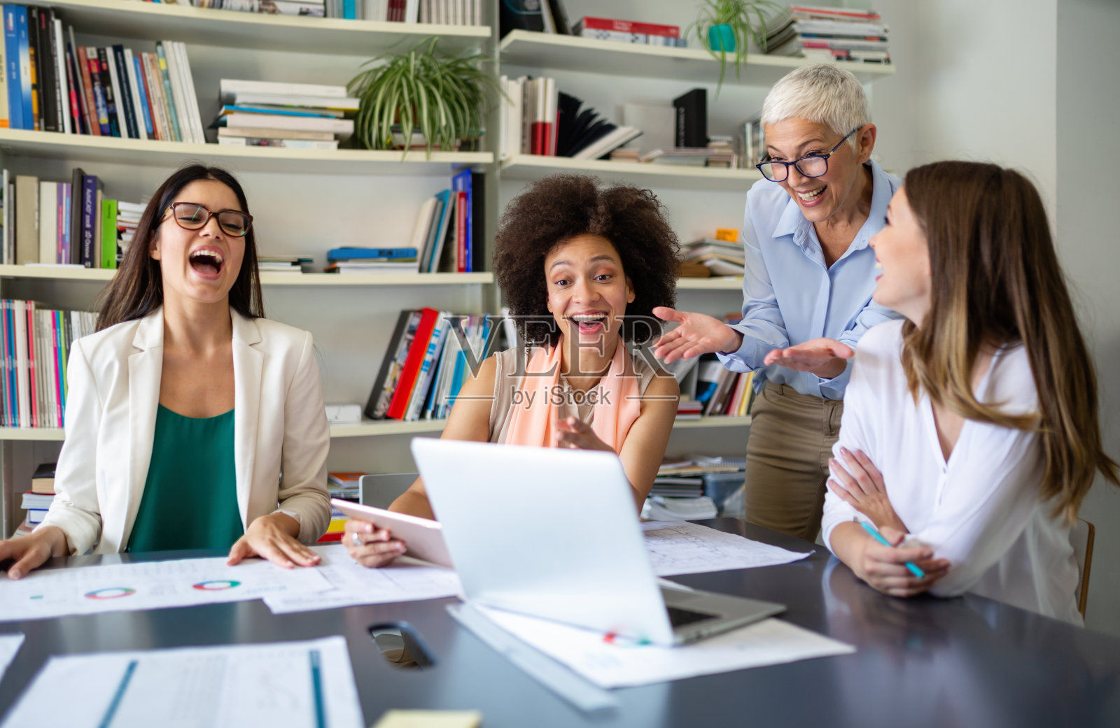 一群快乐的商务人士在公司办公室为新项目一起工作。照片摄影图片