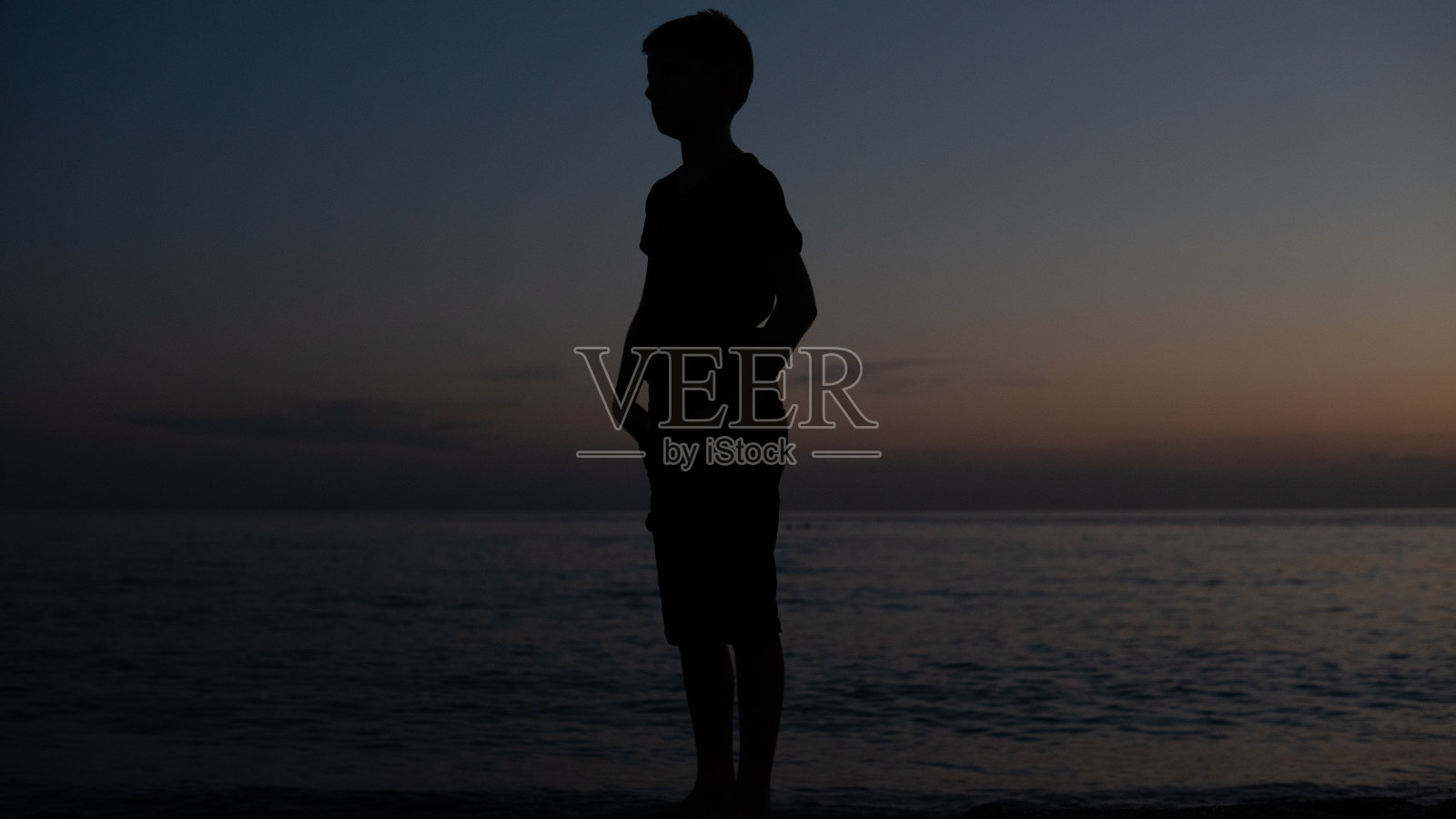 小男孩在水里看，附近的圣斯蒂芬夜景黑山照片摄影图片