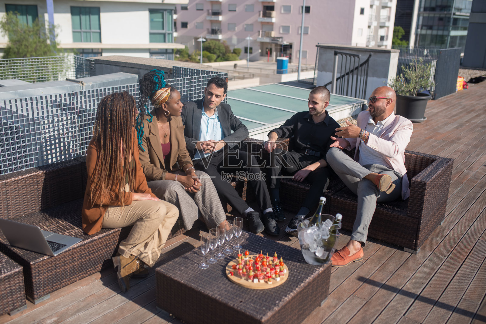 积极的商务人士在露台屋顶派对照片摄影图片