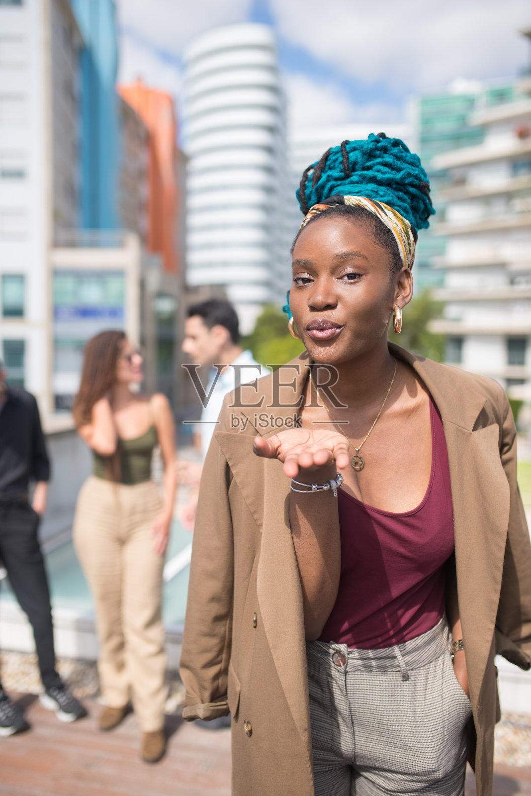 愉快的美国黑人妇女在露台屋顶派对照片摄影图片