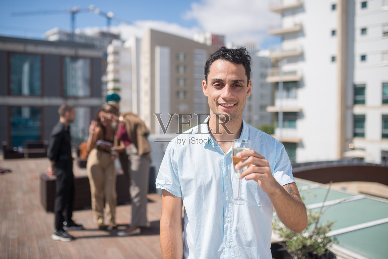 在派对上拿着香槟杯的年轻人照片摄影图片