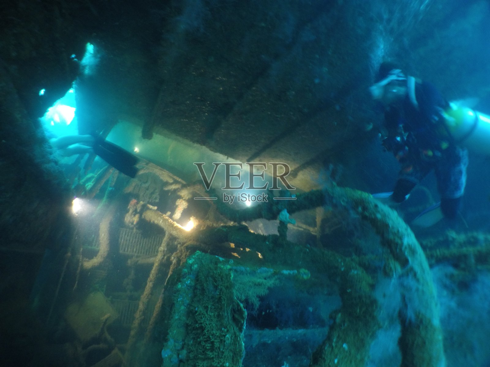 在帕劳群岛的沉船上潜水。照片摄影图片