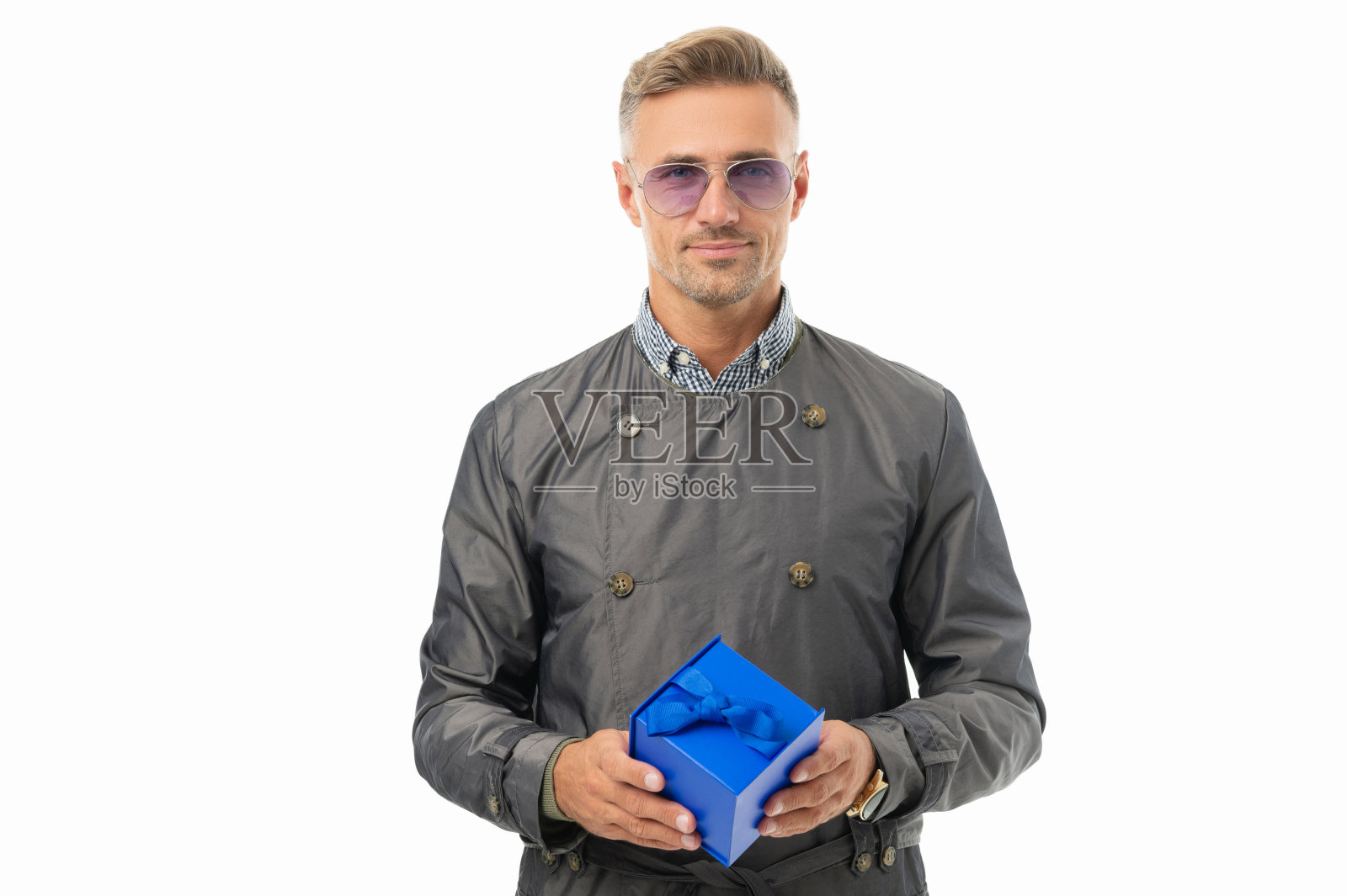 赠送了容易。帅哥拿着礼物盒。送礼和给予。你只能送礼物照片摄影图片