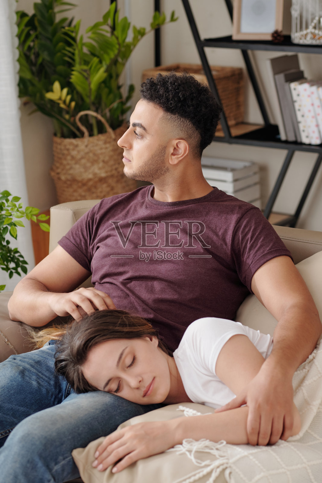 男人抚摸女友的头照片摄影图片