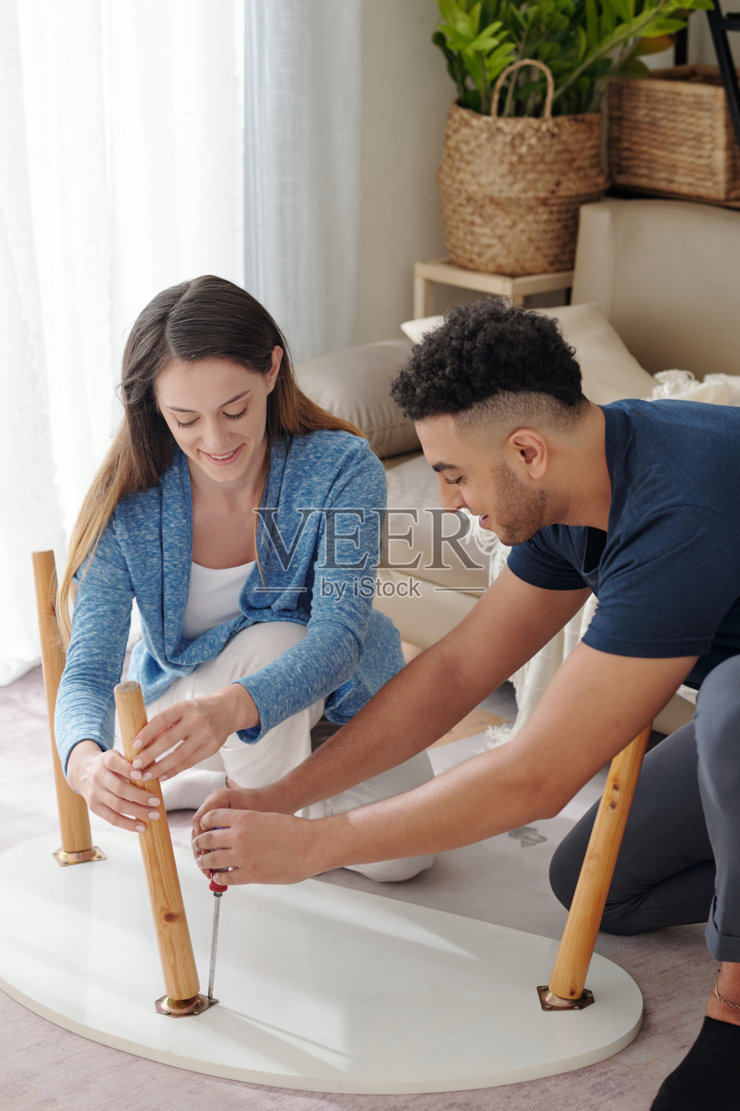 夫妇组装新的咖啡桌照片摄影图片