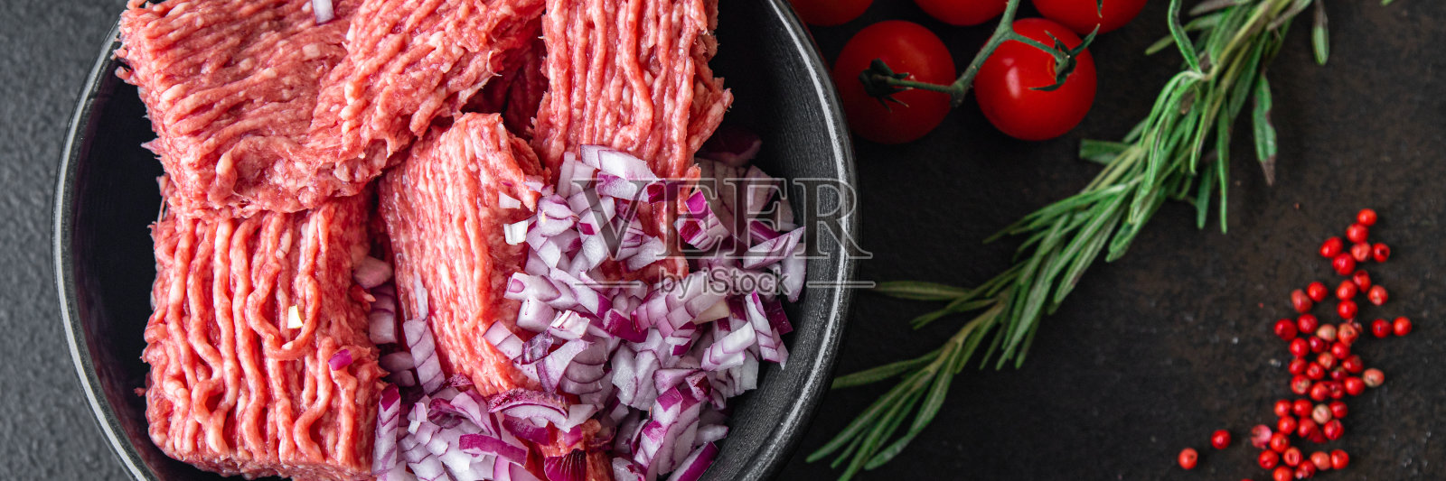 肉馅生猪肉、牛肉或小牛肉、羊肉餐在餐桌上复制空间食品背景照片摄影图片
