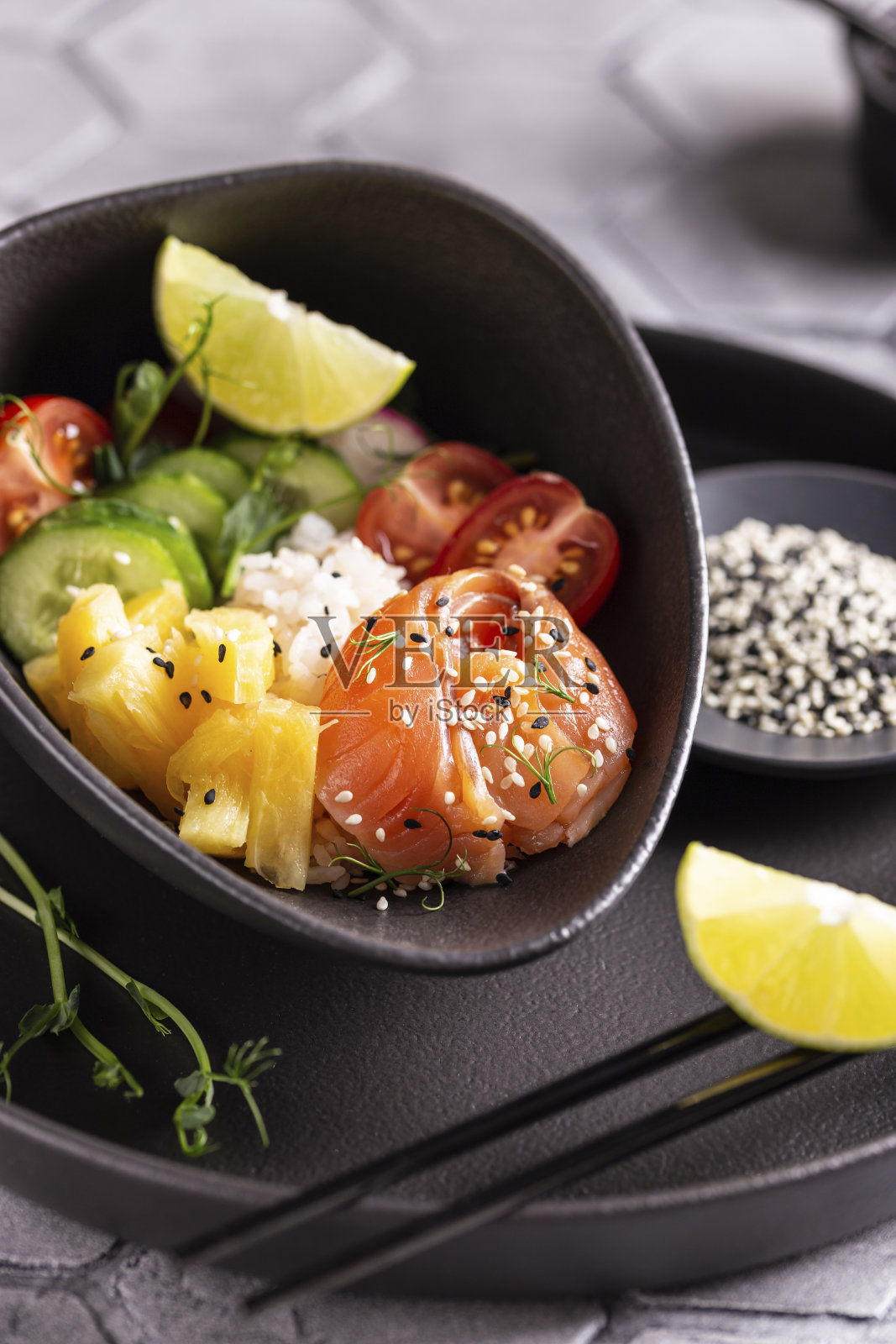 晚餐配新鲜的沙拉和三文鱼照片摄影图片