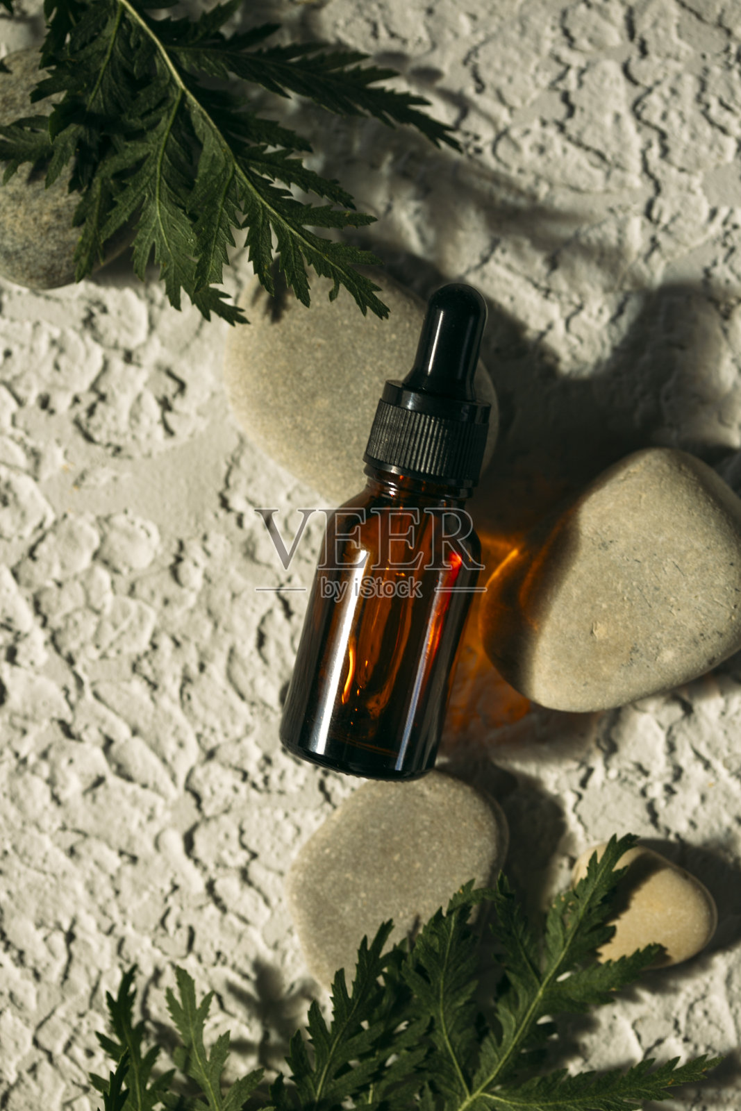 血清装在玻璃瓶里，带吸管。女性皮肤护理用精油。护肤、保湿美容产品。照片摄影图片