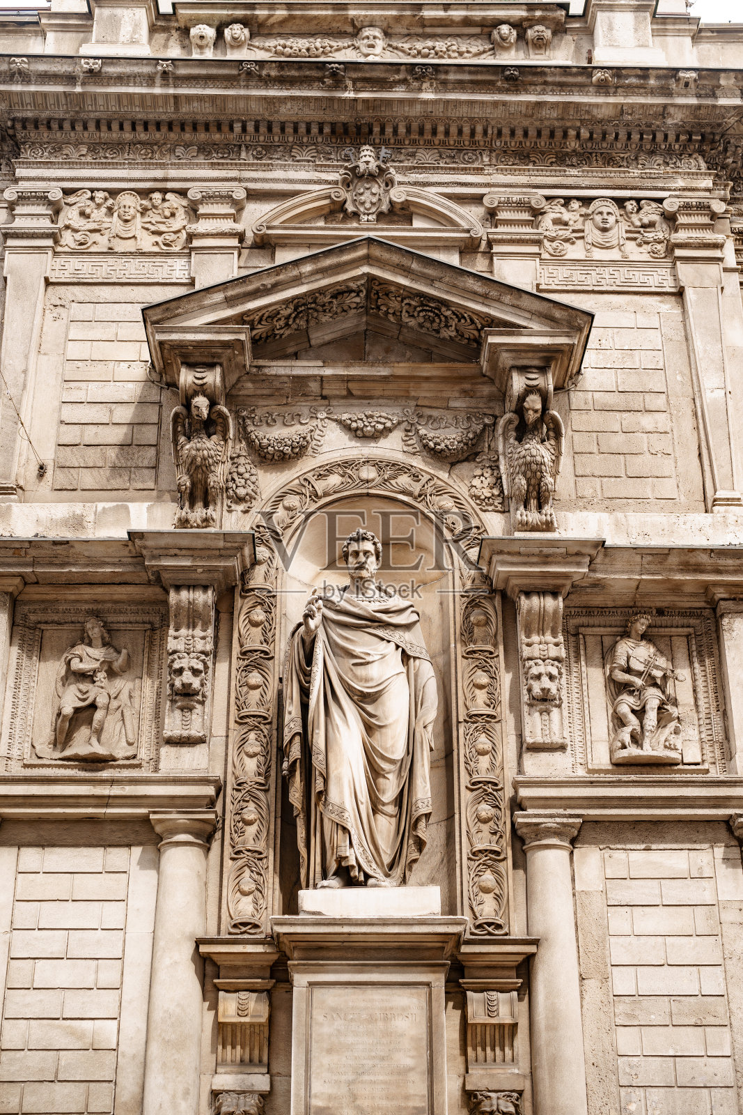 墙上壁龛里的一个男人的石像照片摄影图片