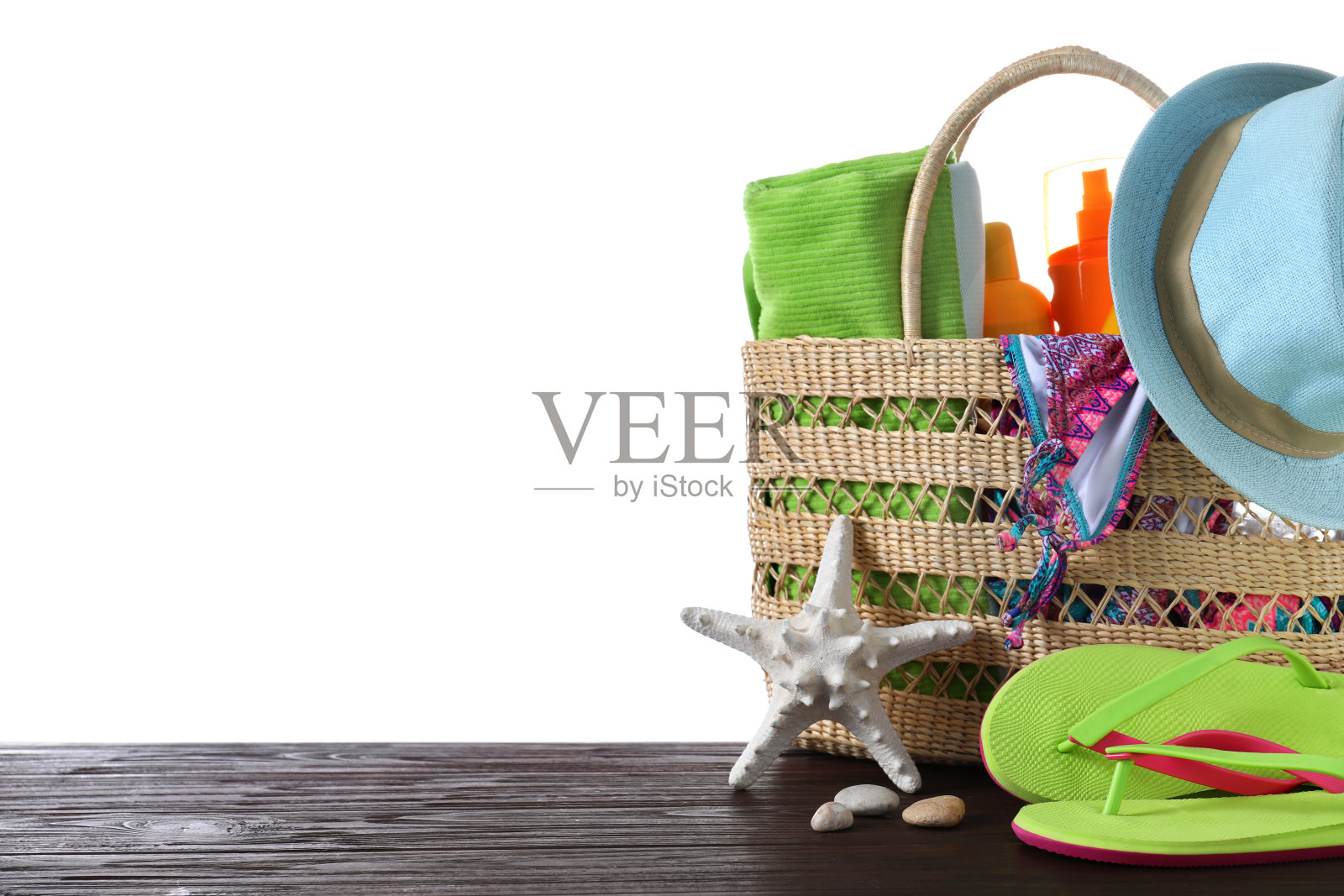 袋子与不同的沙滩对象在木桌上的白色背景。空间的文本照片摄影图片