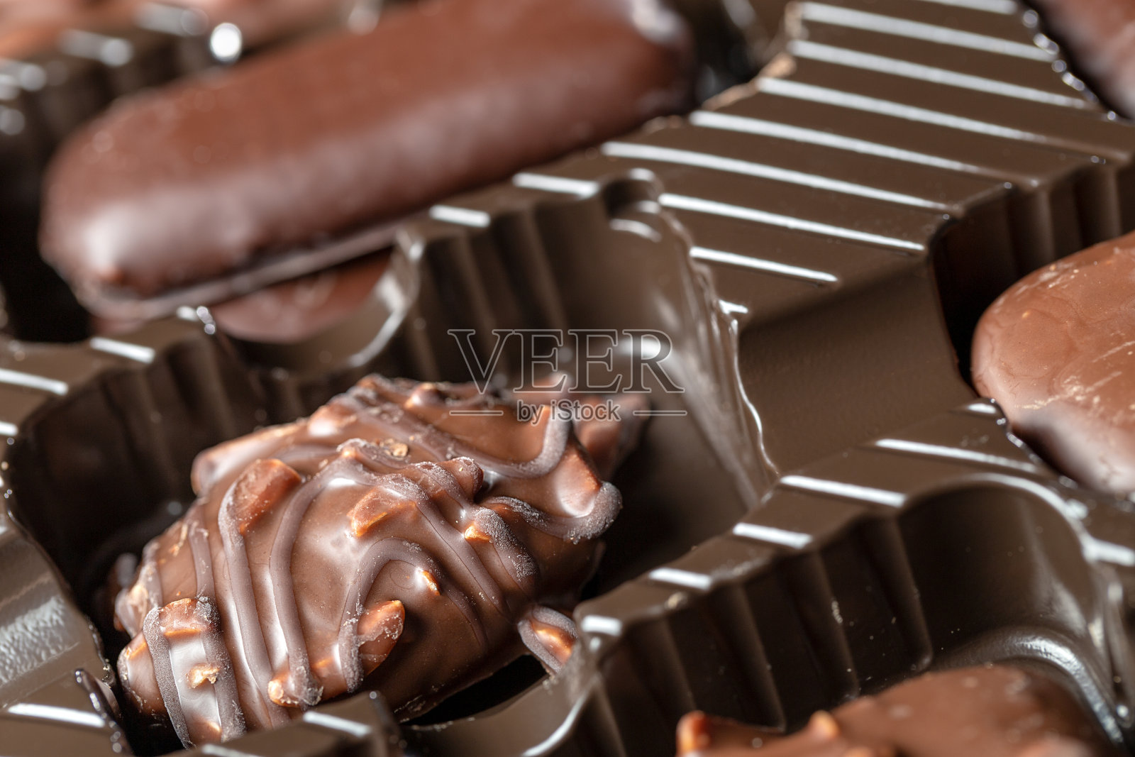 开胃食品背景。盒子里的手工糖果很近。巧克力的背景。照片摄影图片