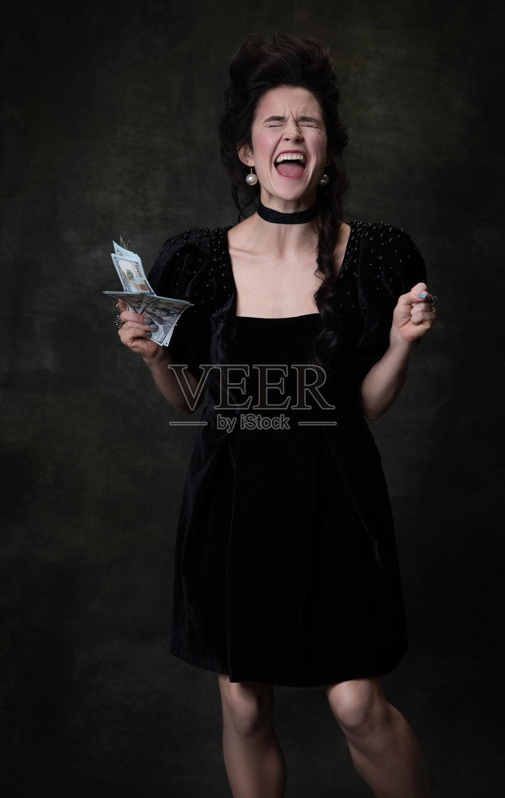 创作肖像的年轻兴奋的女人形象中世纪的王室人在黑色的服装孤立在黑暗的复古背景。照片摄影图片