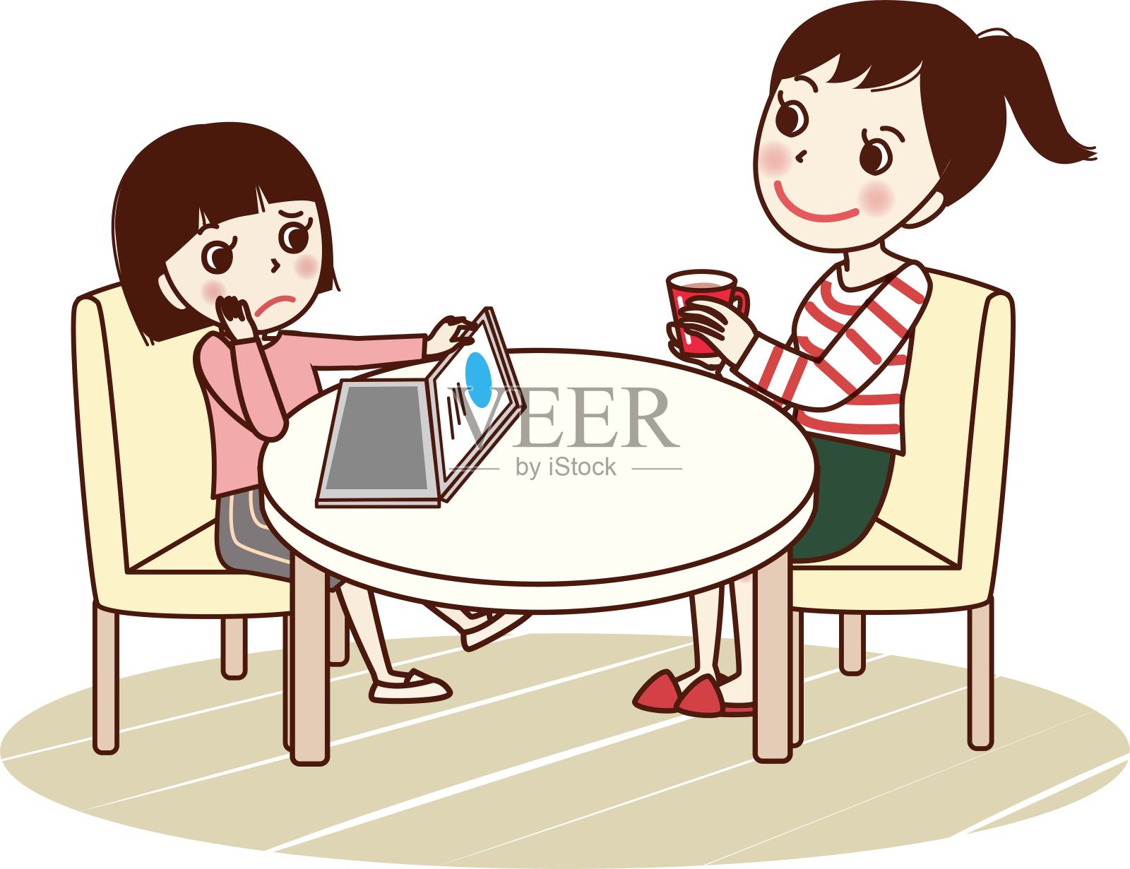 母亲微笑着与年轻女子在客厅学习平板电脑。插画图片素材