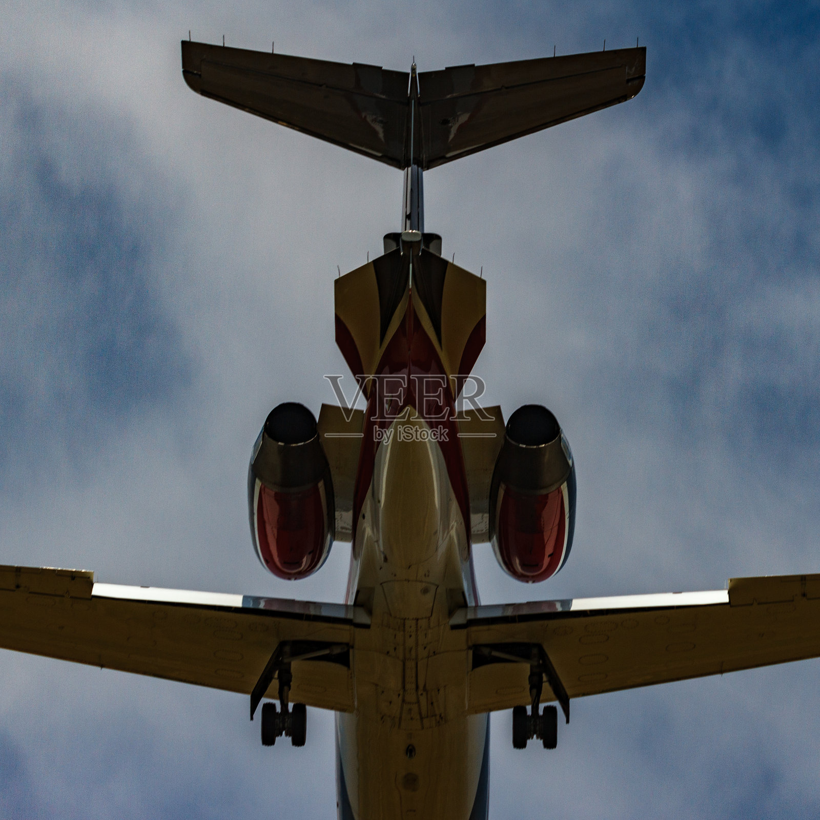 飞机肚子照片摄影图片