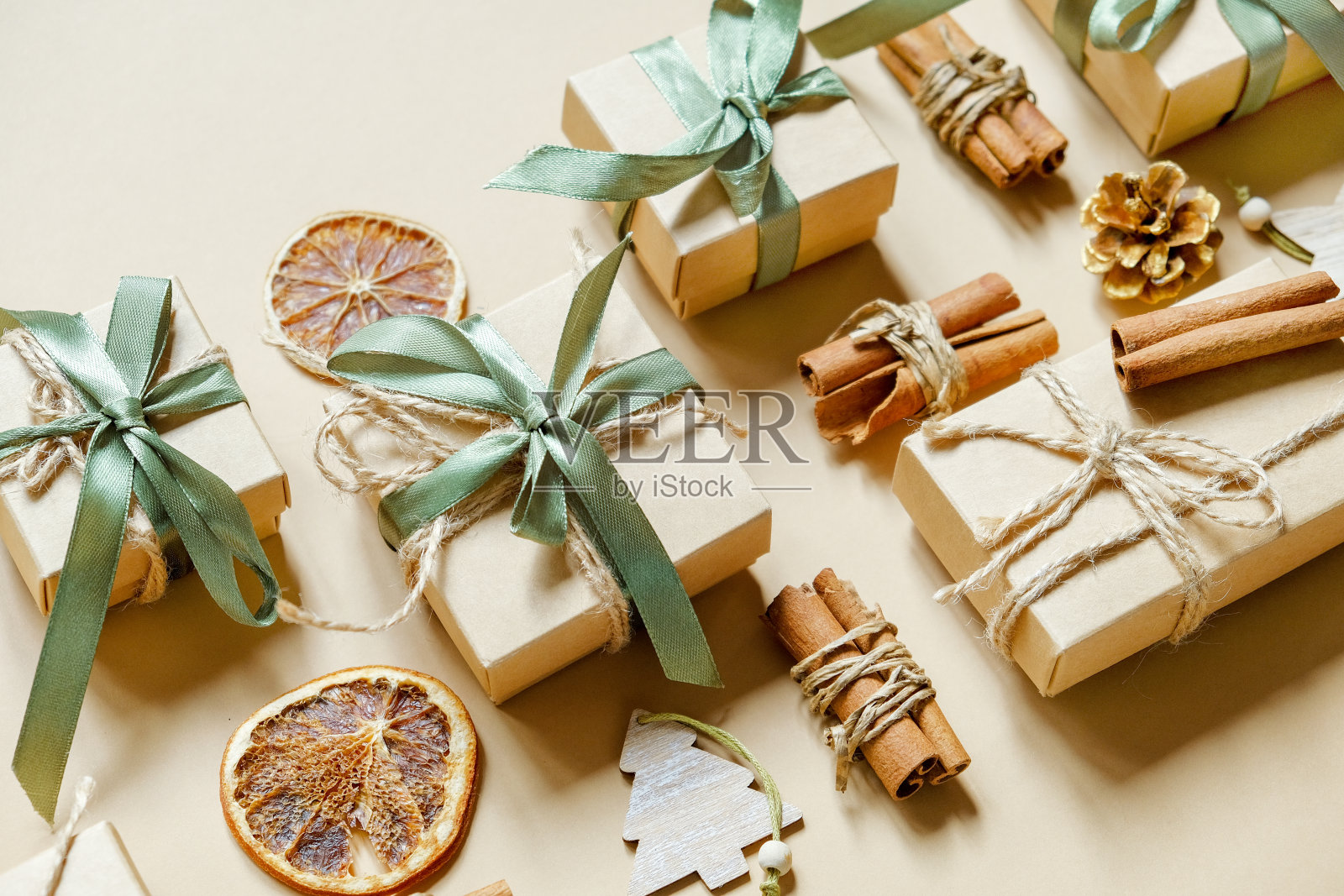 圣诞礼物。礼品盒，零浪费，环保手工制作的盒子包装礼物牛皮纸表，生态圣诞假日概念，圣诞礼物包装，生态装饰旗帜照片摄影图片