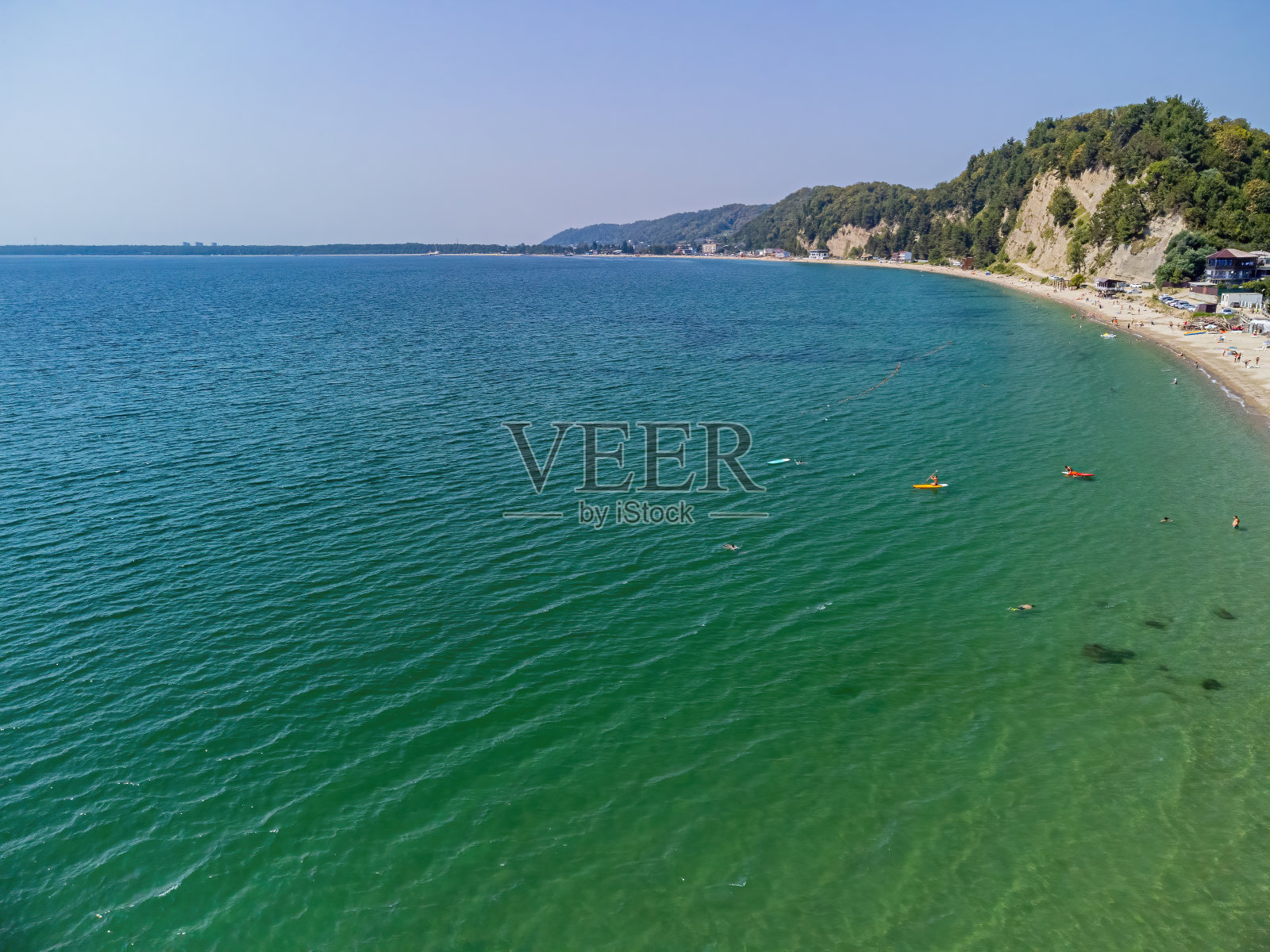 从四轴飞行器上俯瞰海边的沙滩照片摄影图片