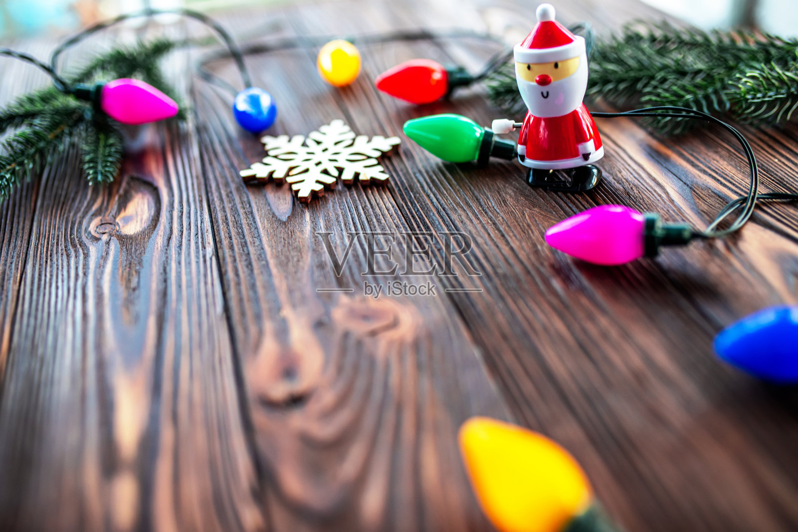 圣诞销售模板与圣诞装饰，花环与彩色灯泡，发条圣诞老人和冷杉树枝照片摄影图片