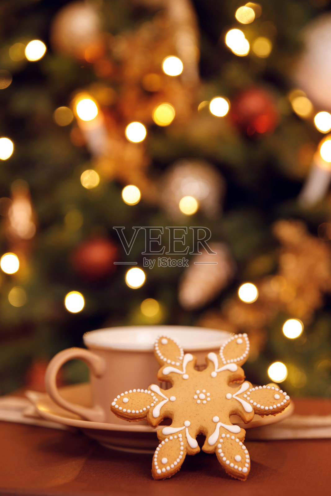 姜饼饼干和咖啡杯或茶照片摄影图片