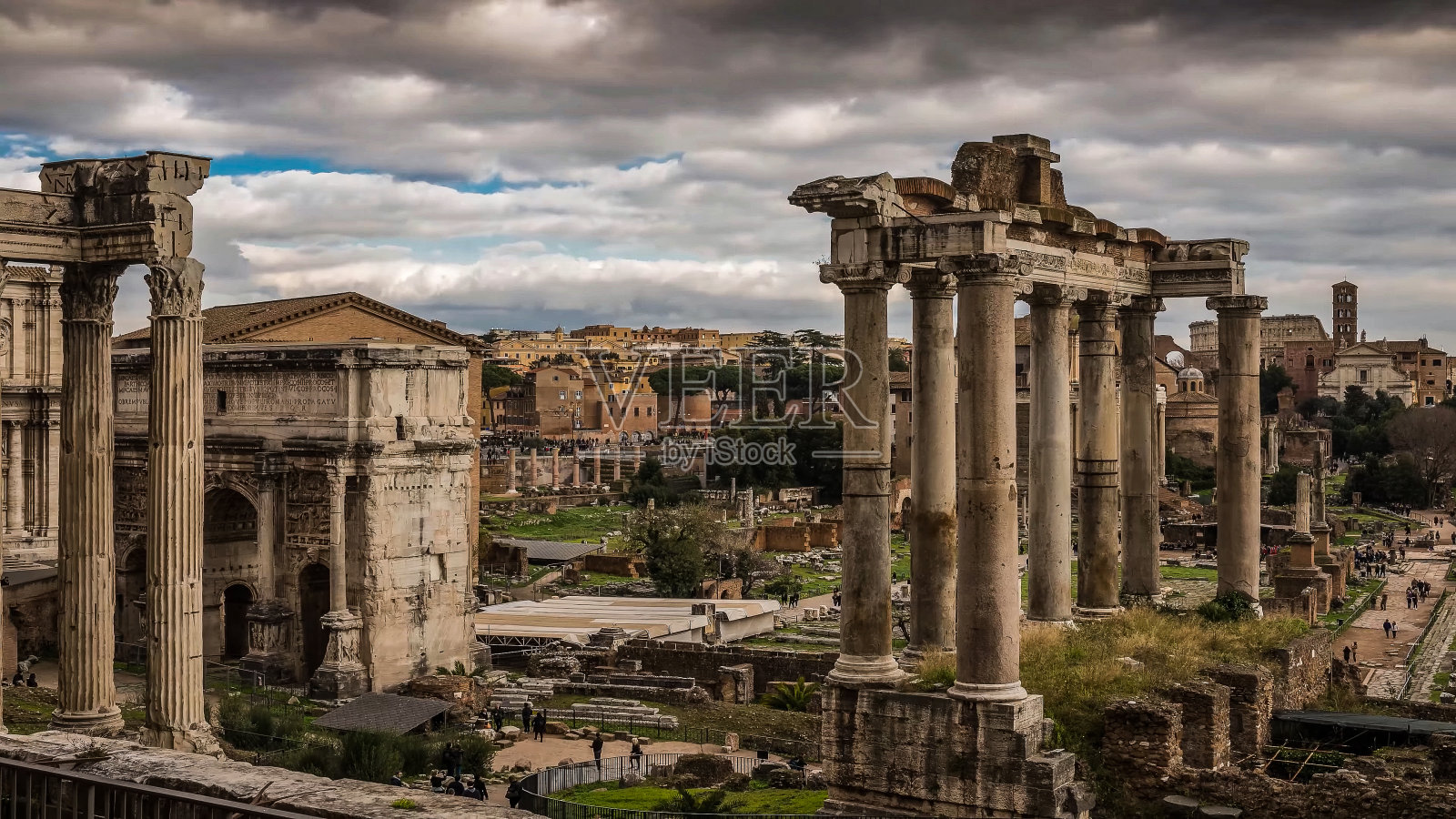 罗马广场，长方形的广场，位于意大利罗马市中心，四周环绕着几座重要的古代政府建筑的废墟。照片摄影图片