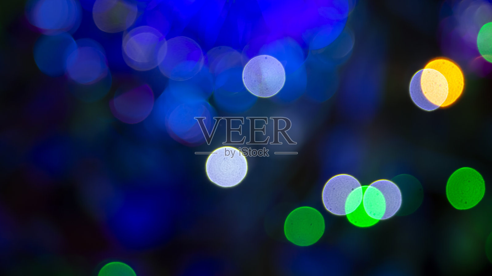 彩色的模糊散景。包含节日花环的抽象背景。彩色模糊灯泡照片摄影图片