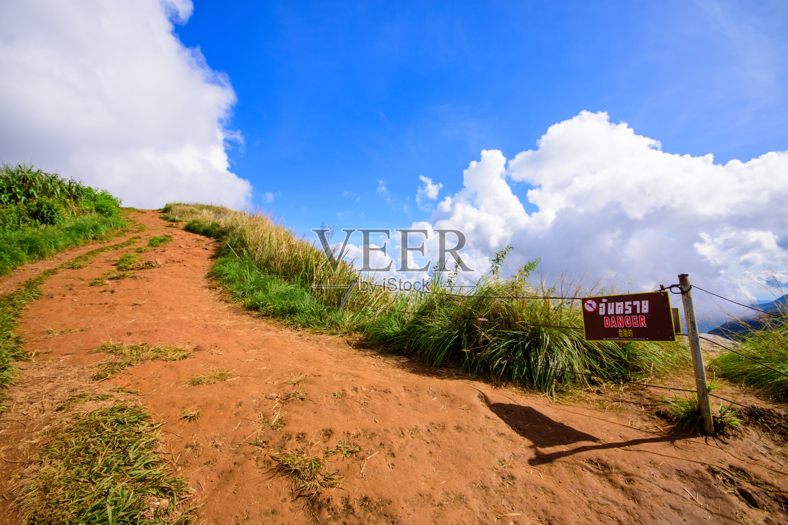 山顶上的危险警告标志照片摄影图片
