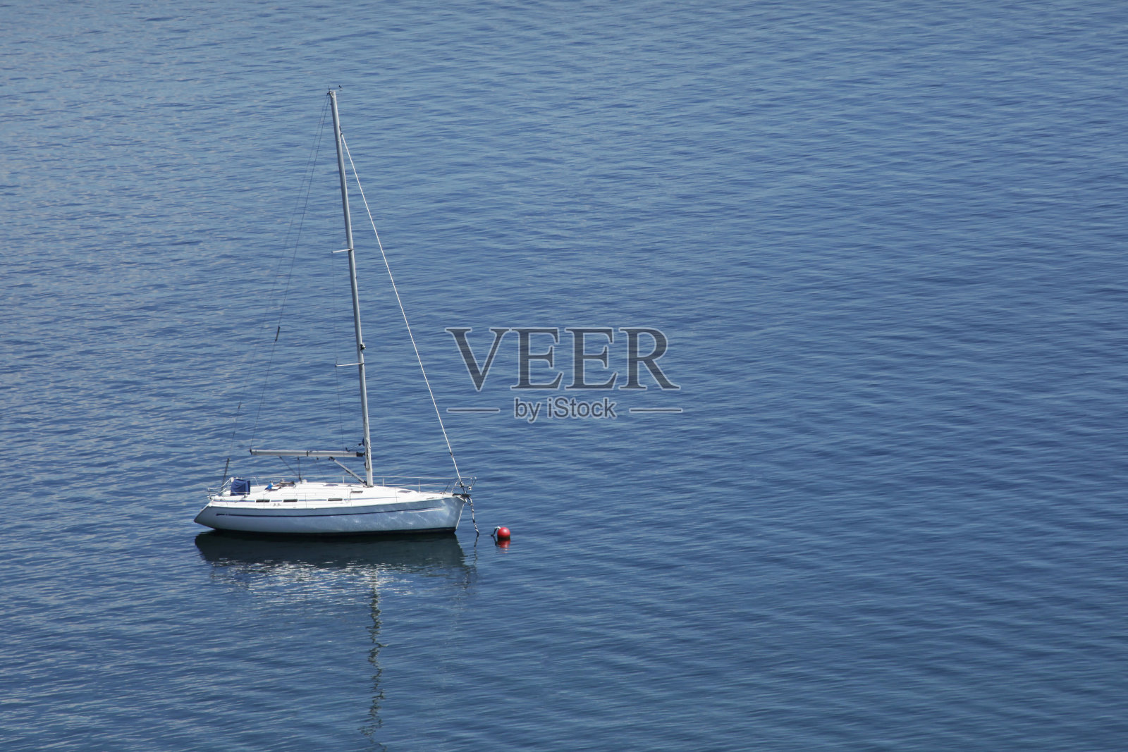 帆船停泊在西班牙加利西亚的ria de Pontevedra, rias Baixas。照片摄影图片