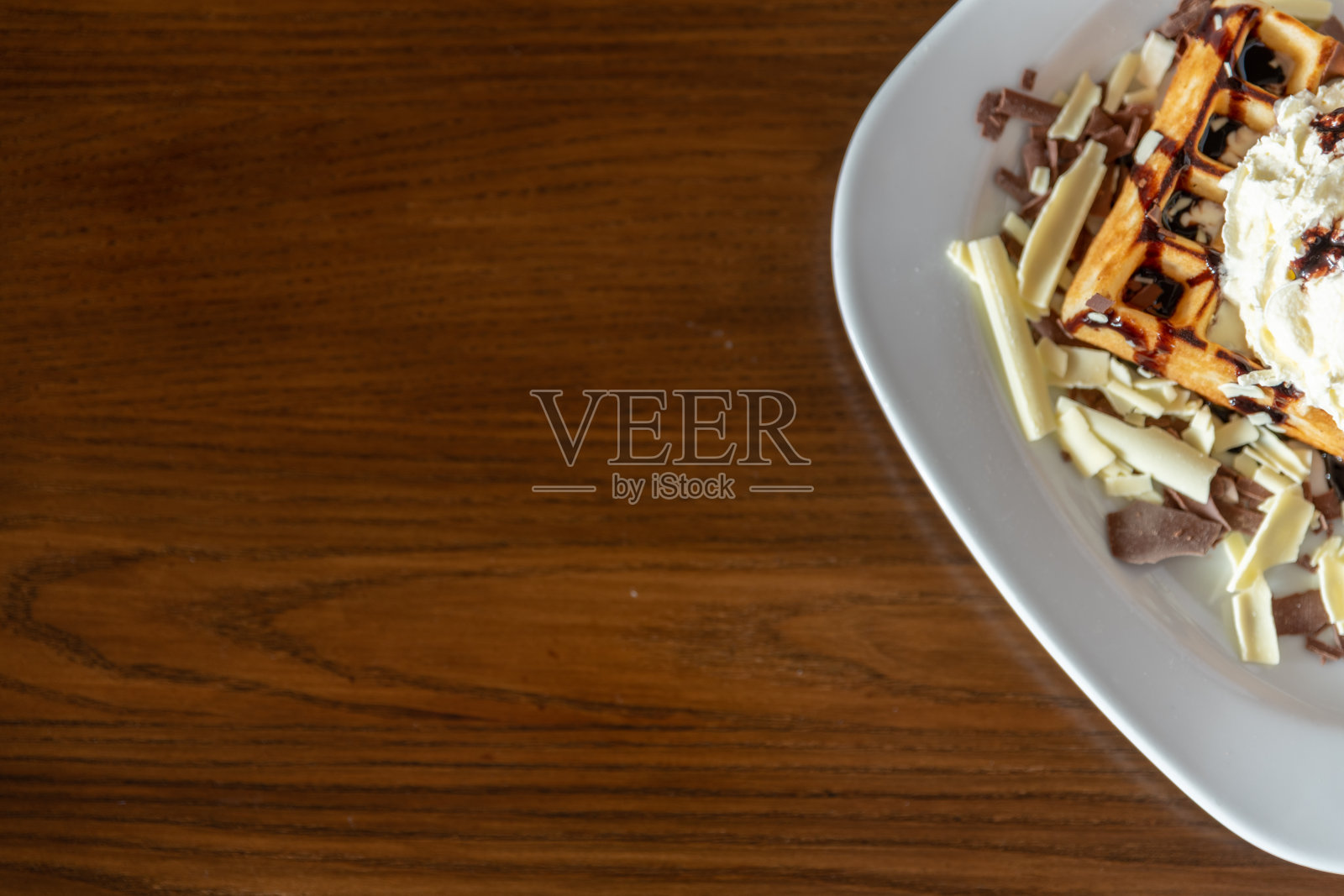 华夫饼配冰淇淋和巧克力照片摄影图片