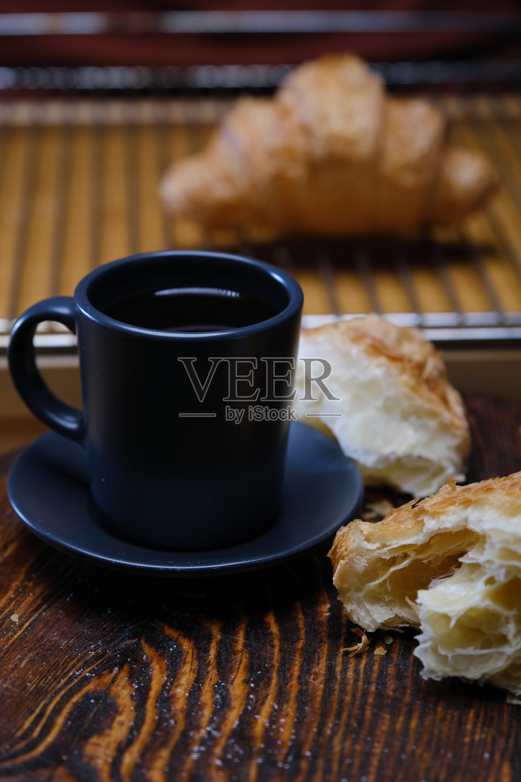 咖啡和羊角面包照片摄影图片