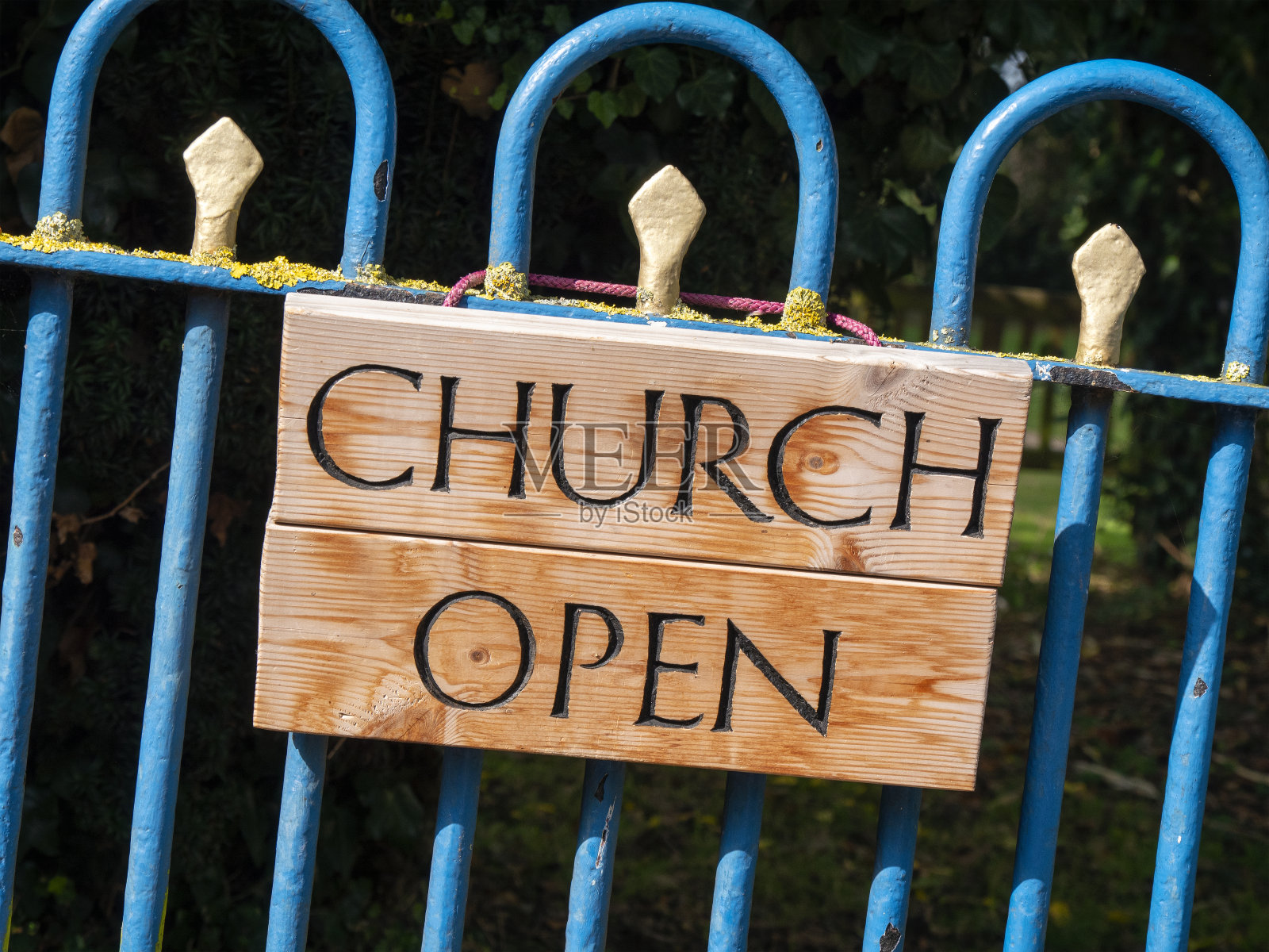 教堂大门上写着“教堂开放”照片摄影图片