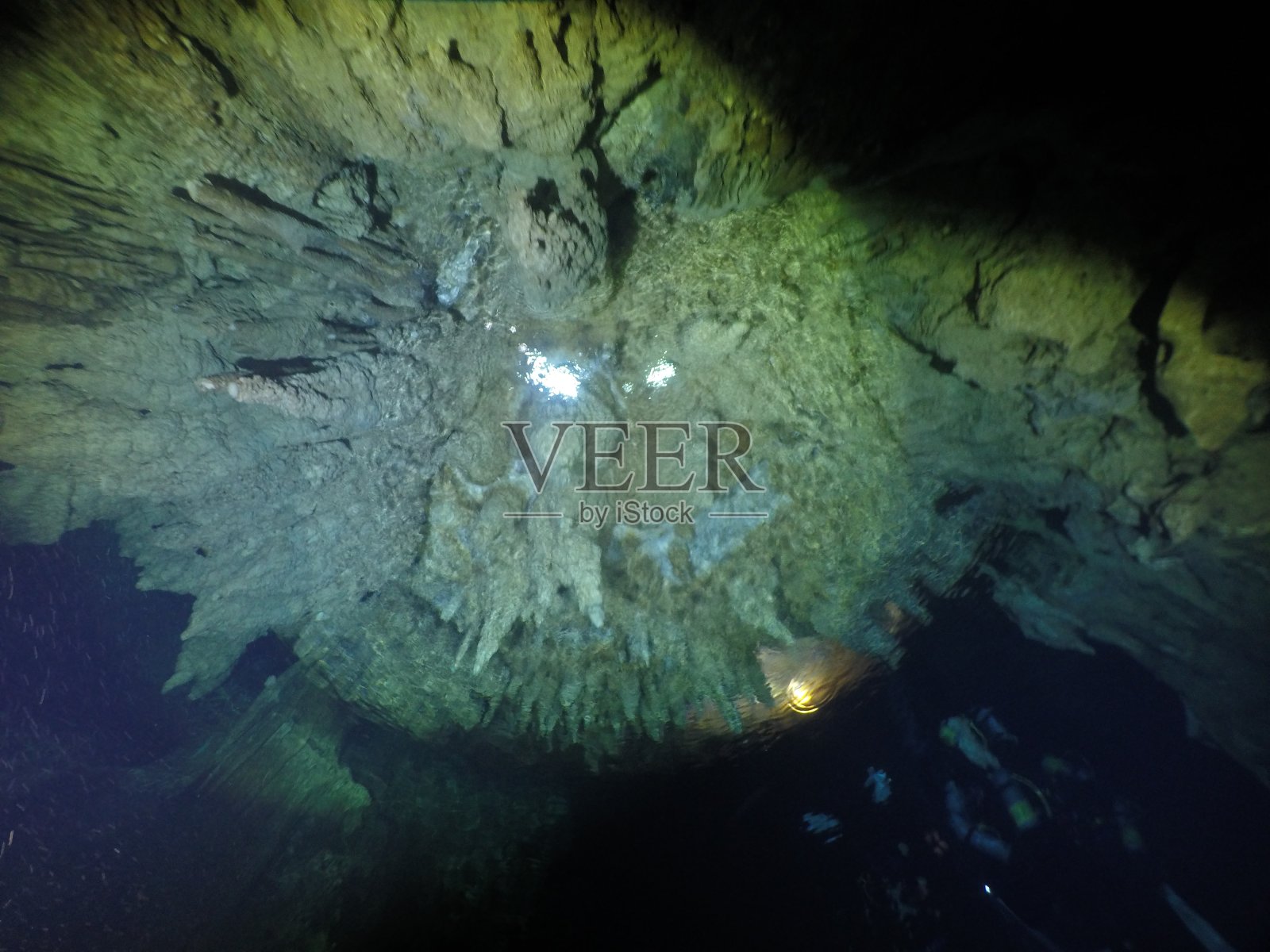 在帕劳的枝形吊灯洞穴里潜水照片摄影图片