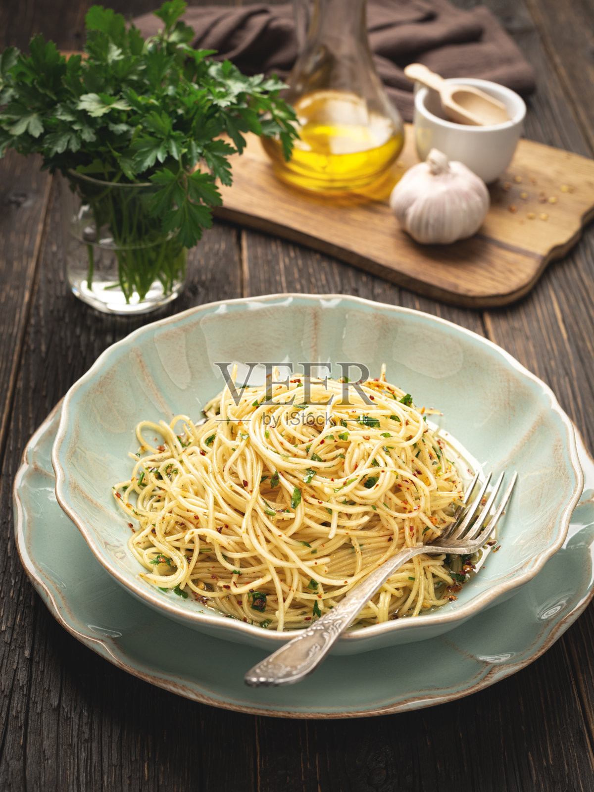 一盘AGLIO E OLIO意大利面和配料垂直架照片摄影图片