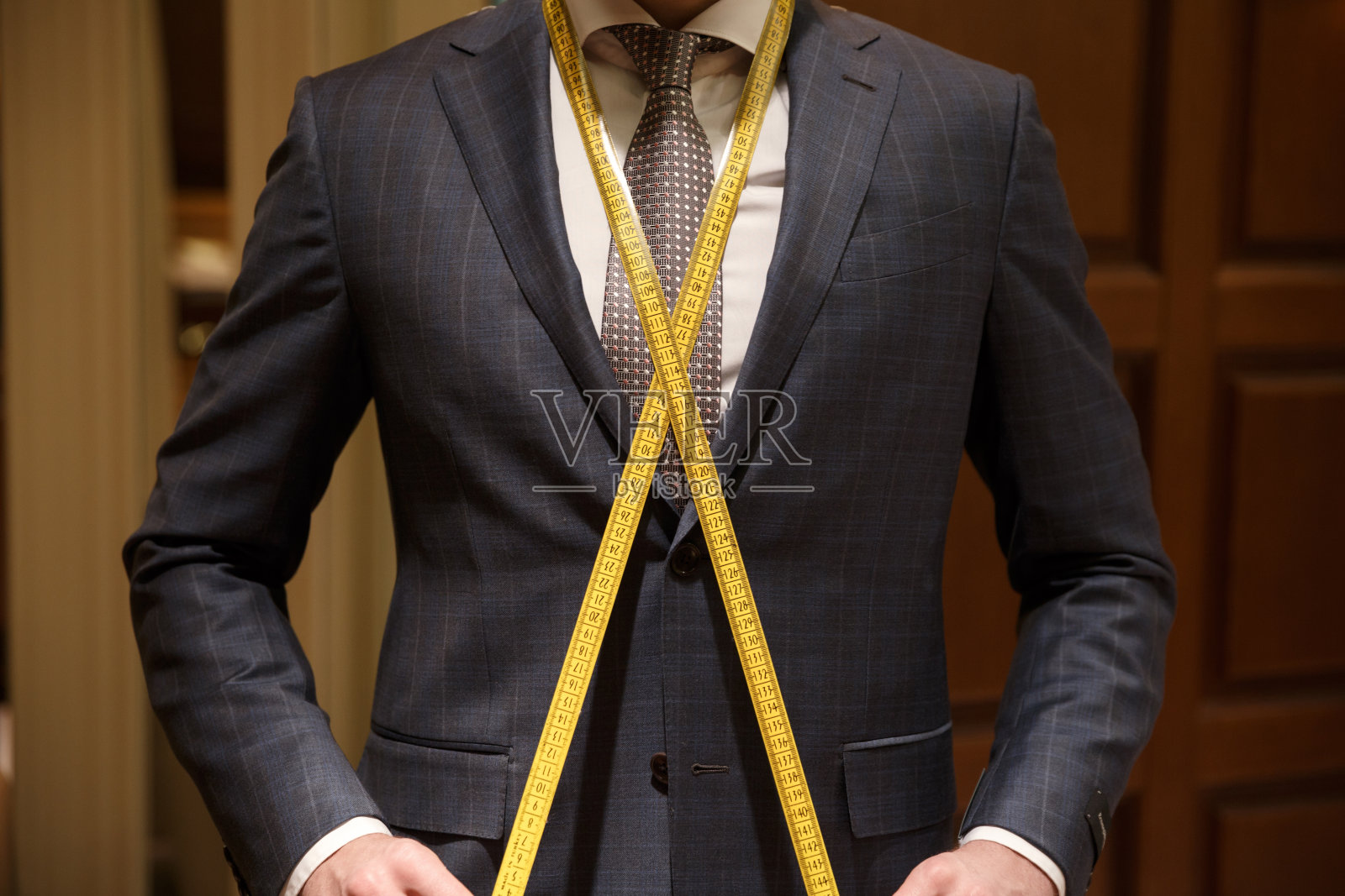 裁剪图像的人与测量带在脖子上照片摄影图片