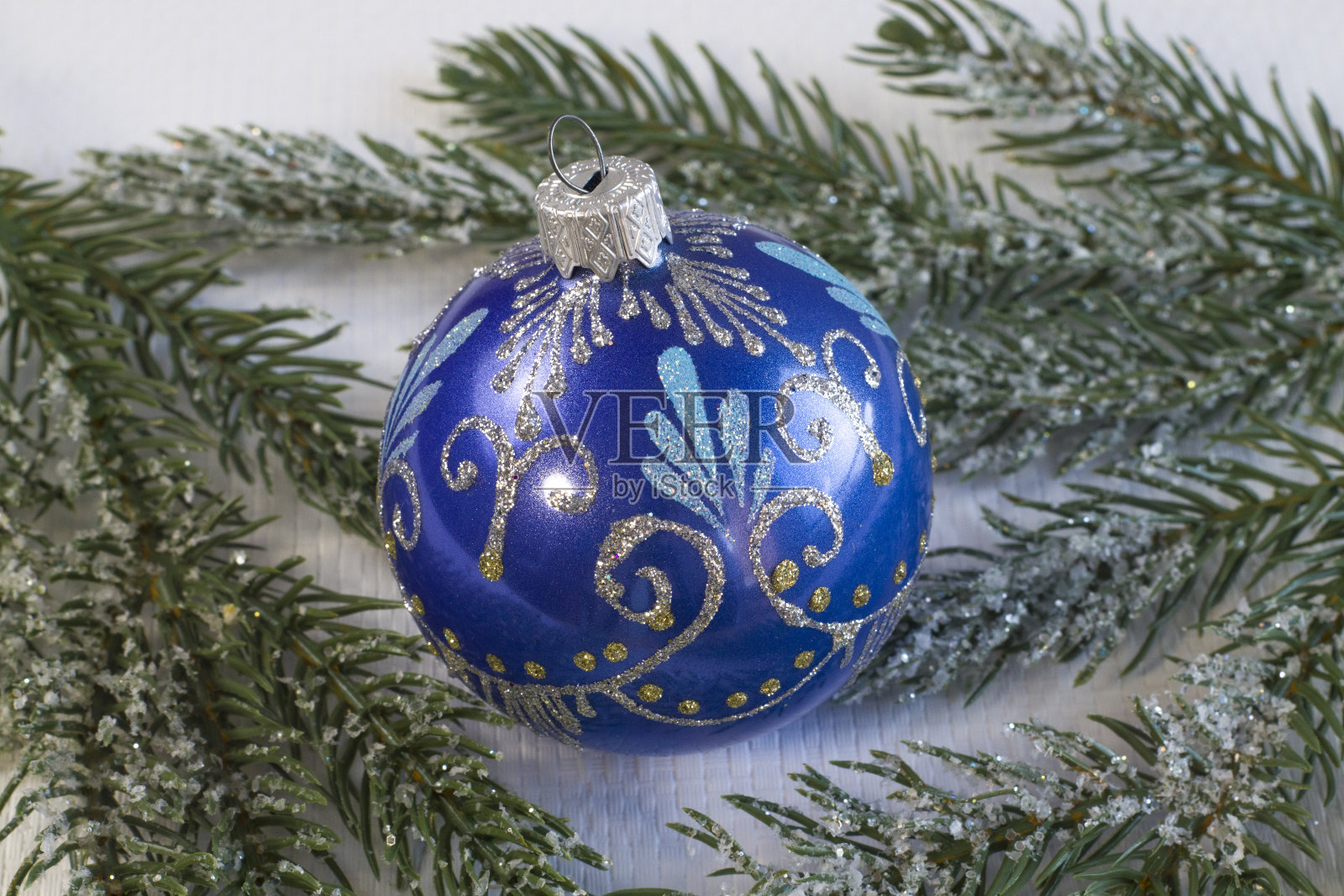 美丽的蓝色圣诞球图案在一个舒适的灯光纹理背景，近距离照片摄影图片