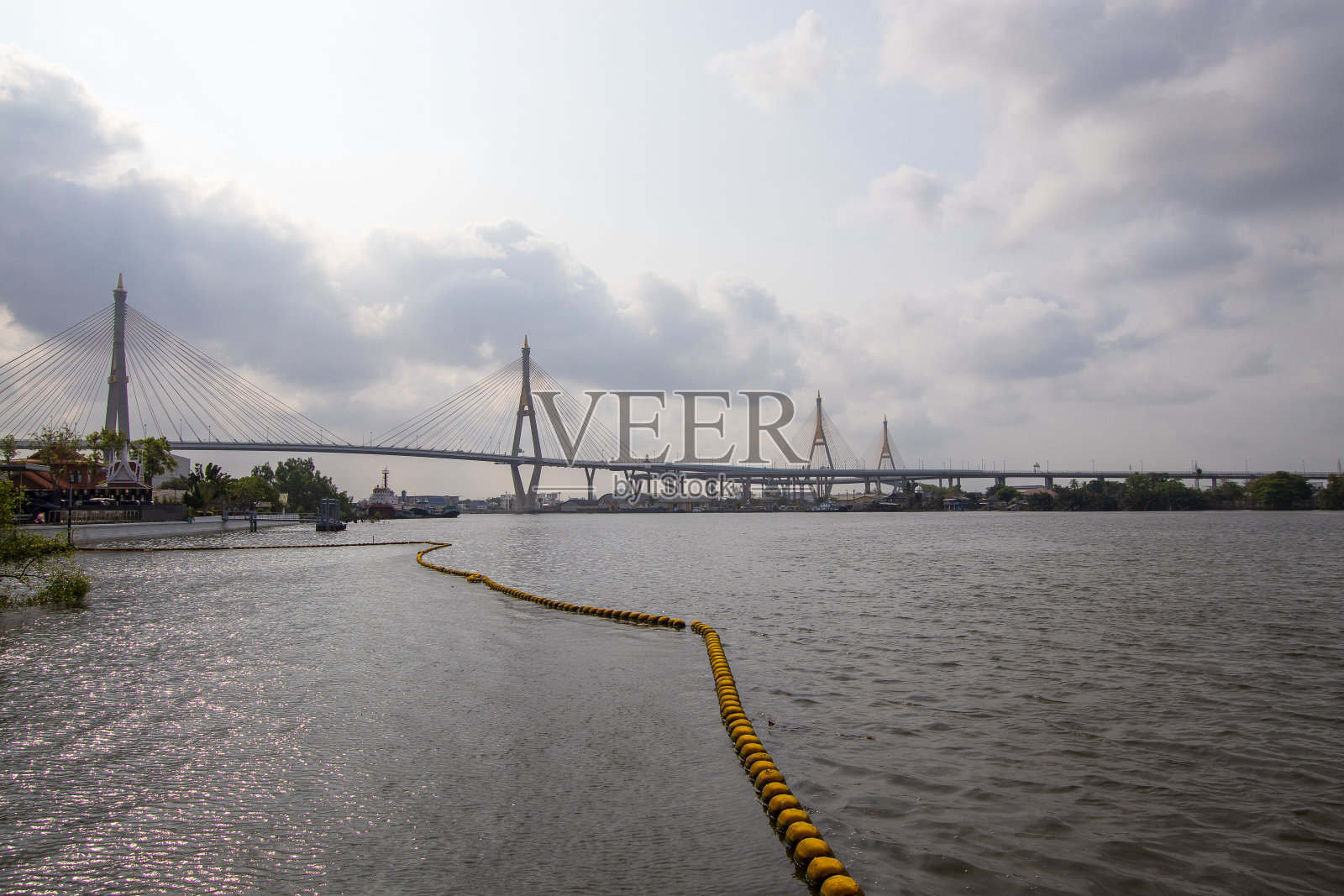 普密蓬桥是泰国曼谷最美丽的桥梁之一。照片摄影图片