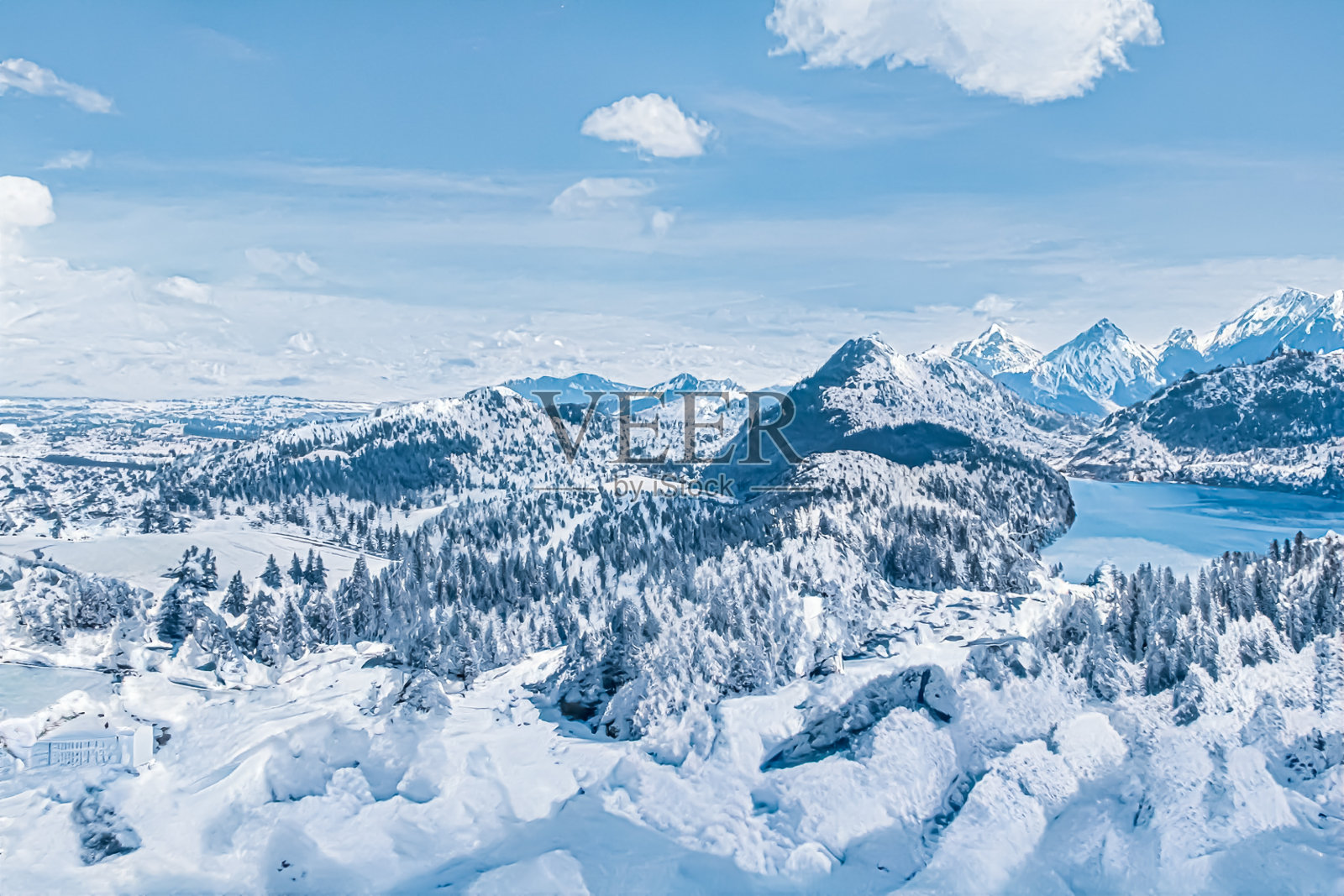 冬季仙境和神奇的圣诞景观。白雪覆盖的山脉和森林是假日的背景照片摄影图片