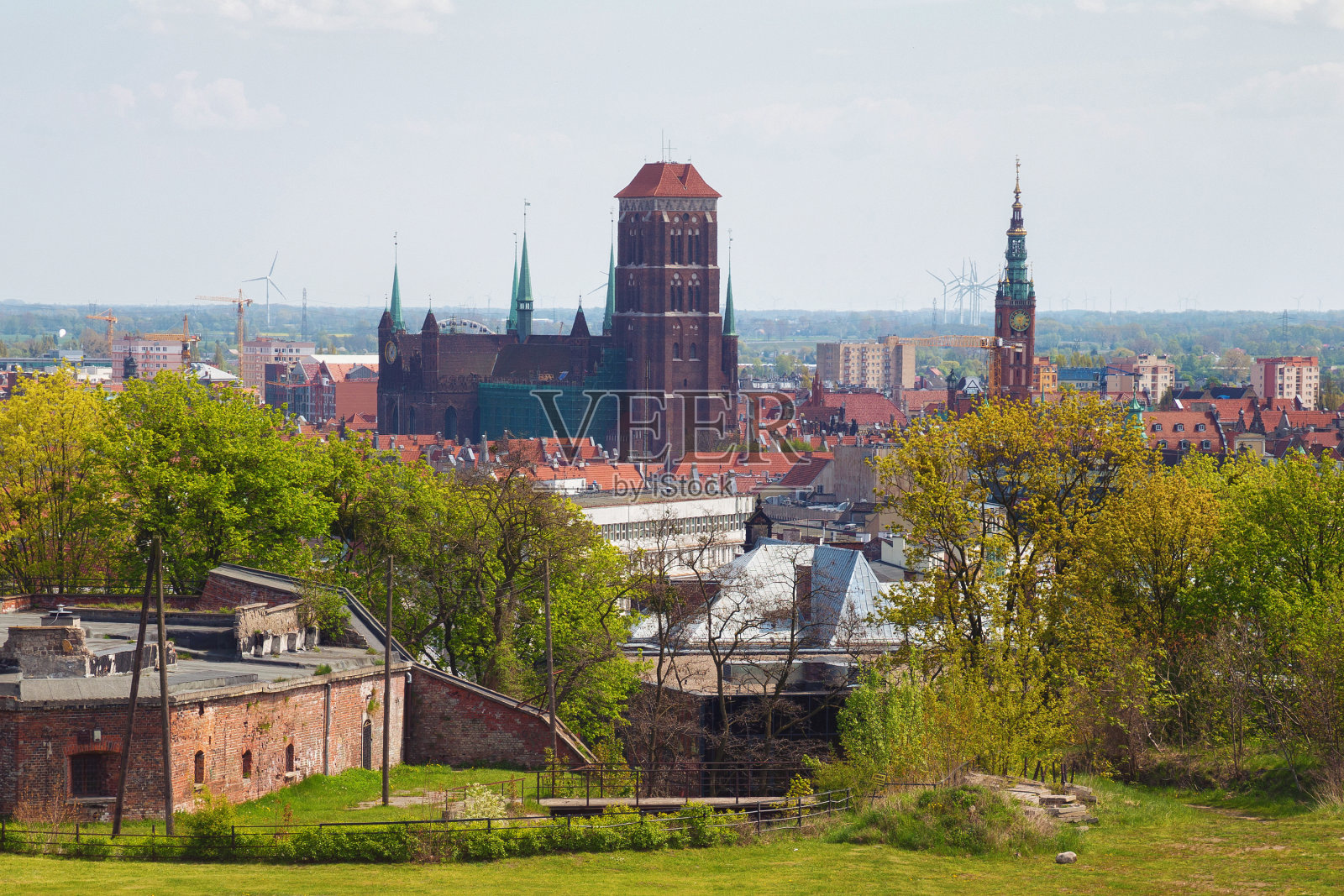 历史悠久的圣玛丽教堂和格但斯克老城。波兰。照片摄影图片