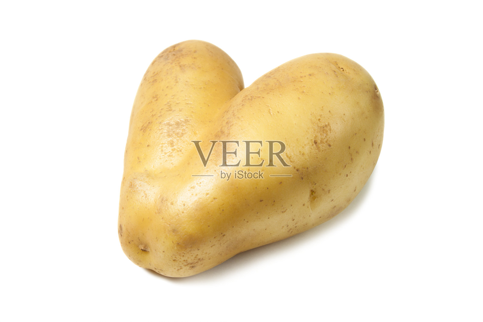 心形的生收获土豆孤立在白色的背景照片摄影图片