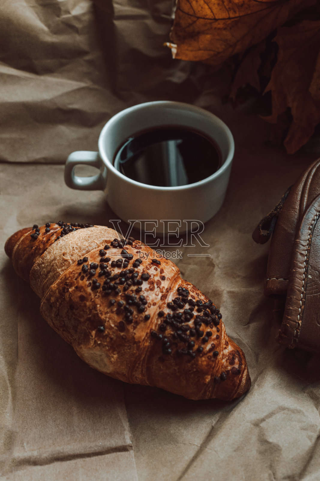 一杯黑咖啡配巧克力羊角面包。美味的一餐。美学在细节。照片摄影图片