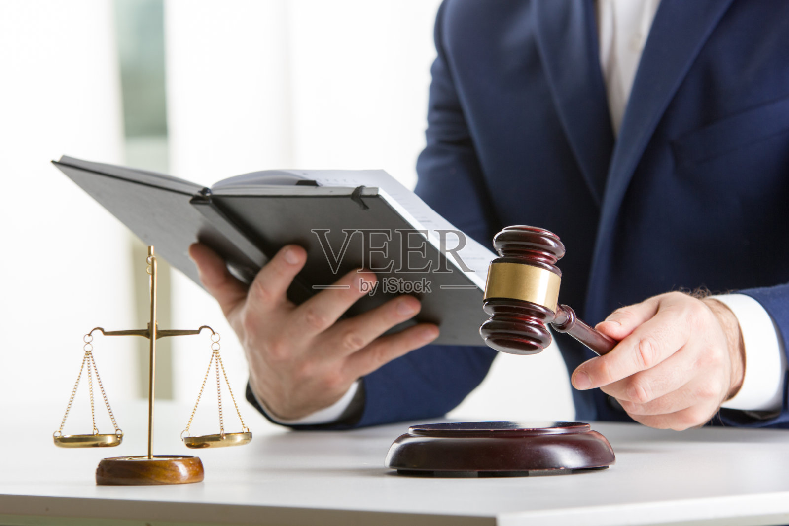 律师在法庭上处理合同文件和桌上的木槌。正义与法律、律师、法院法官的概念。照片摄影图片