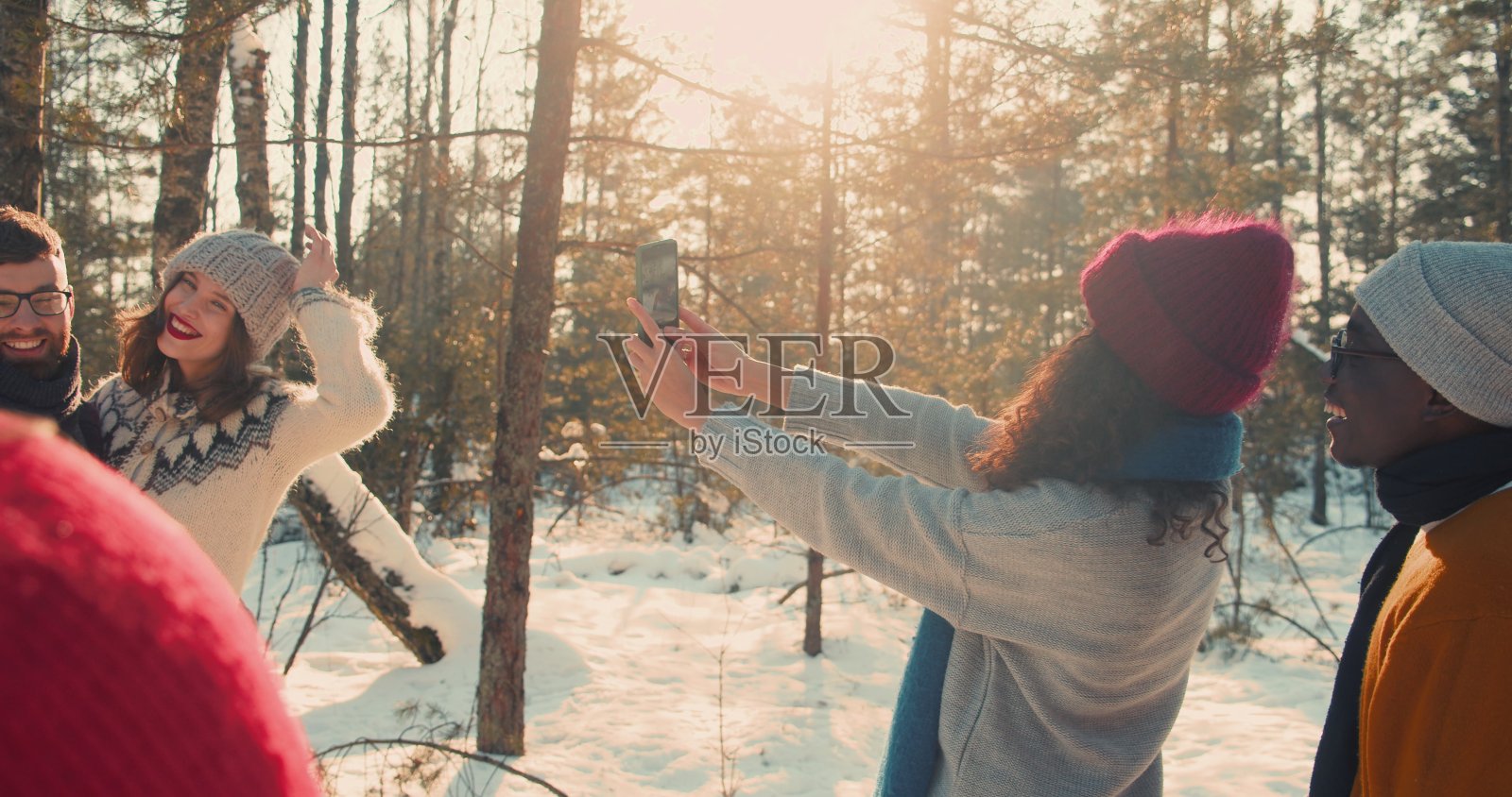 幸福美丽浪漫的情侣微笑着一起在壮丽的雪景森林拍摄慢动作。照片摄影图片