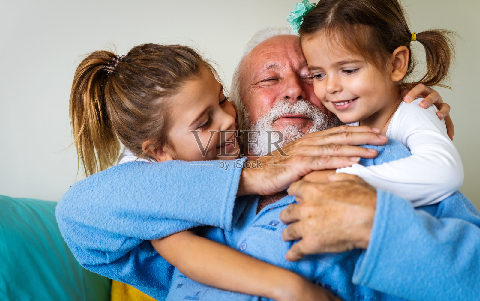 爷爷开心地笑着玩耍，和孙子孙女们一起玩得开心。照片摄影图片