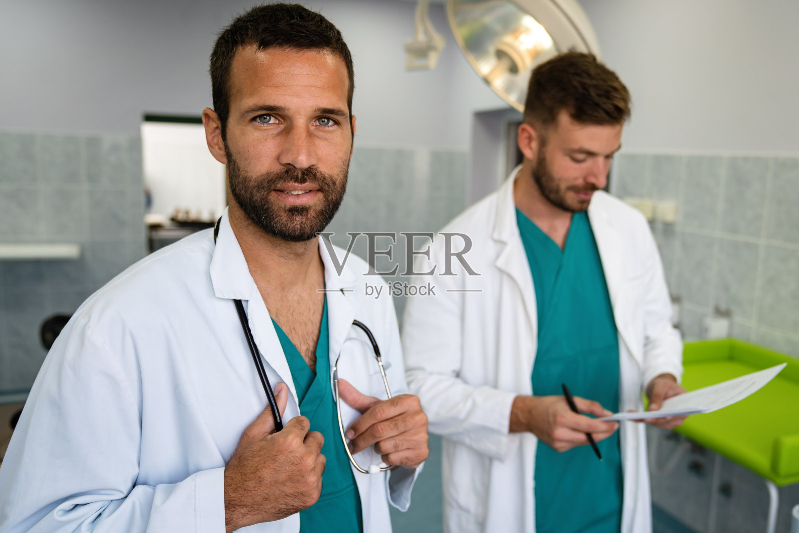 医务人员在医院讨论。医疗工作者、冠状病毒和保险概念。照片摄影图片