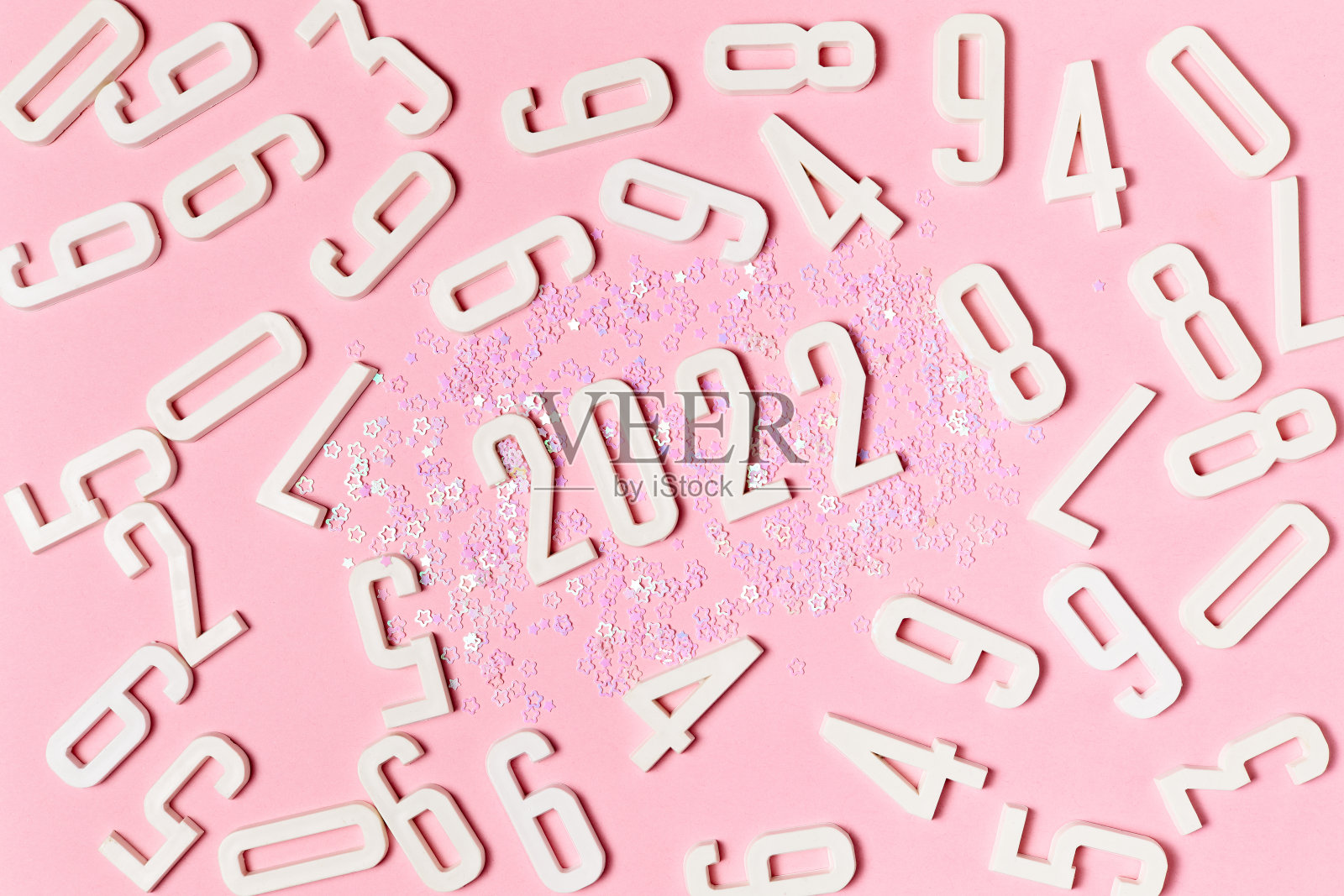 粉色背景数字与字母在中心2022，装饰圣诞火花照片摄影图片