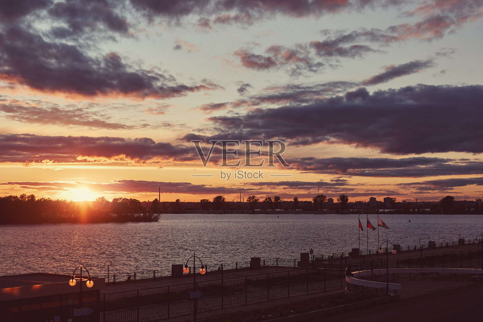 喀山河堤，俄罗斯。日落时的天空。照片摄影图片