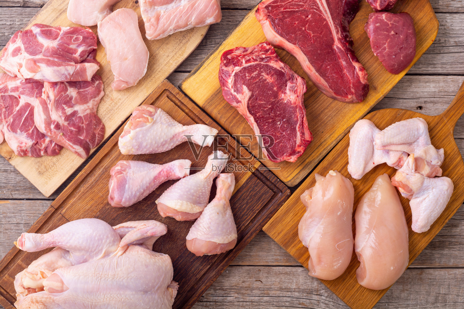 各种生肉。鸡肉、牛肉和猪肉。照片摄影图片