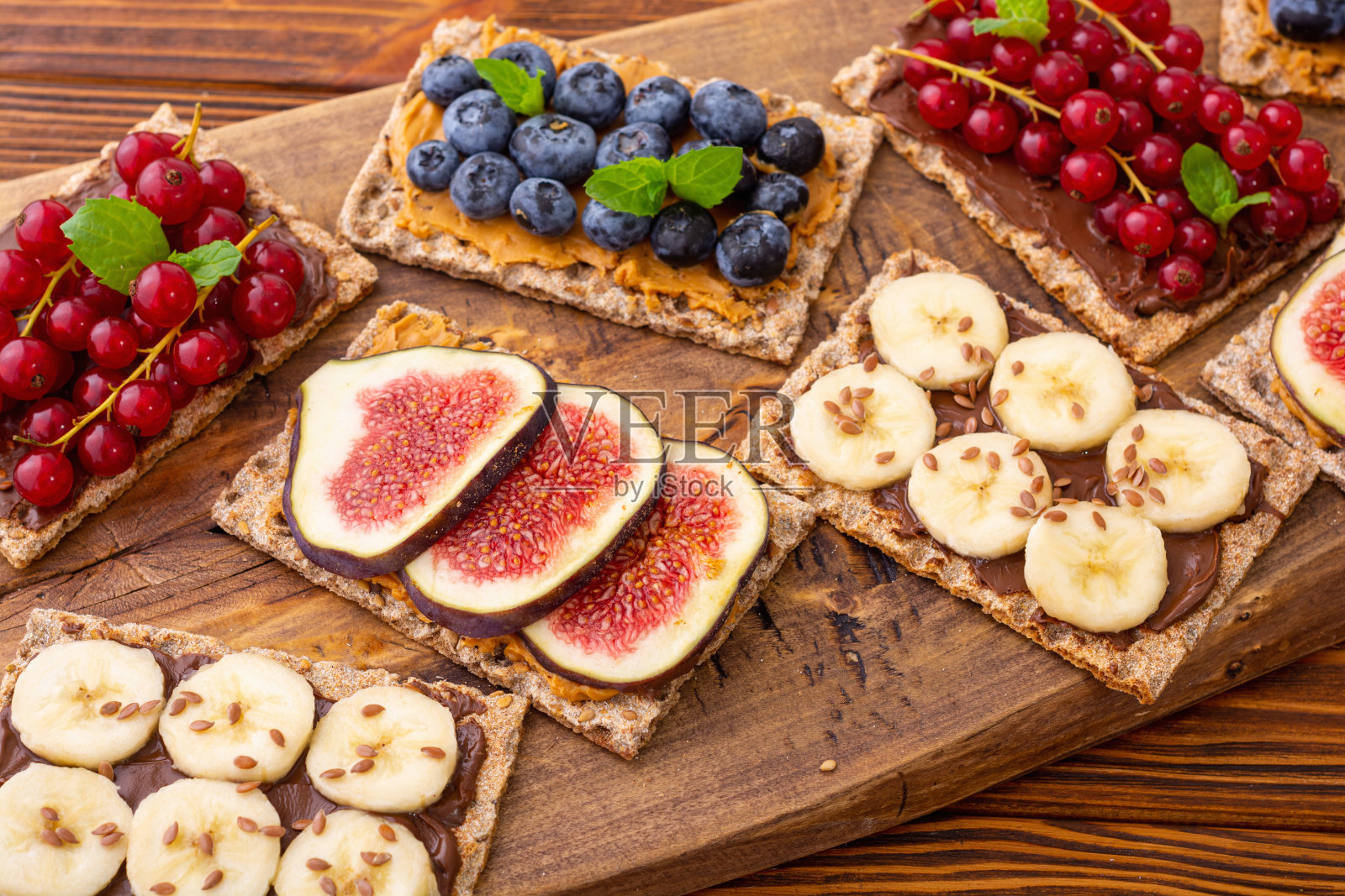 脆饼配香蕉、蓝莓、红醋栗和无花果照片摄影图片