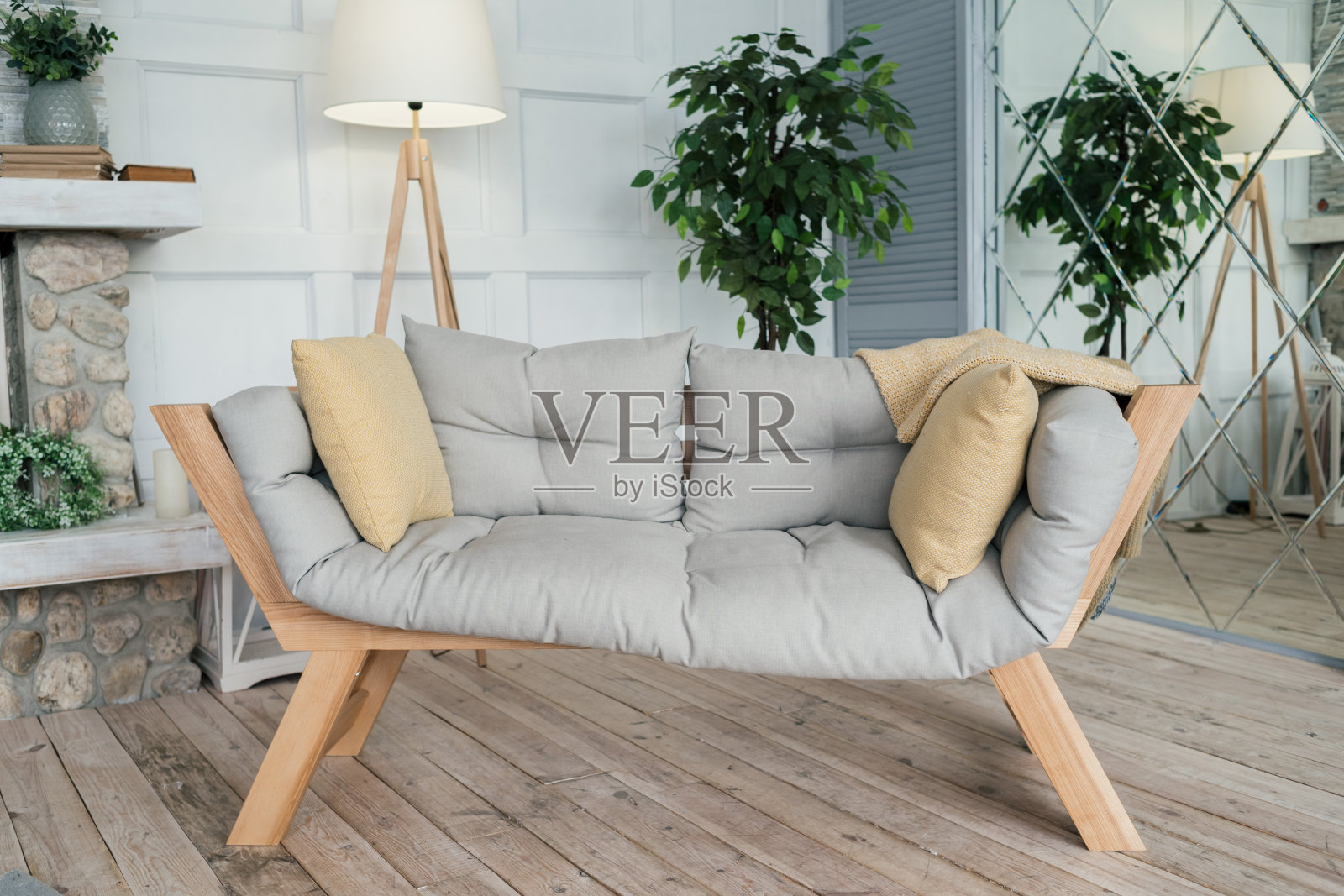 有靠垫供人放松的木凳。乡村风格的室内客厅照片摄影图片