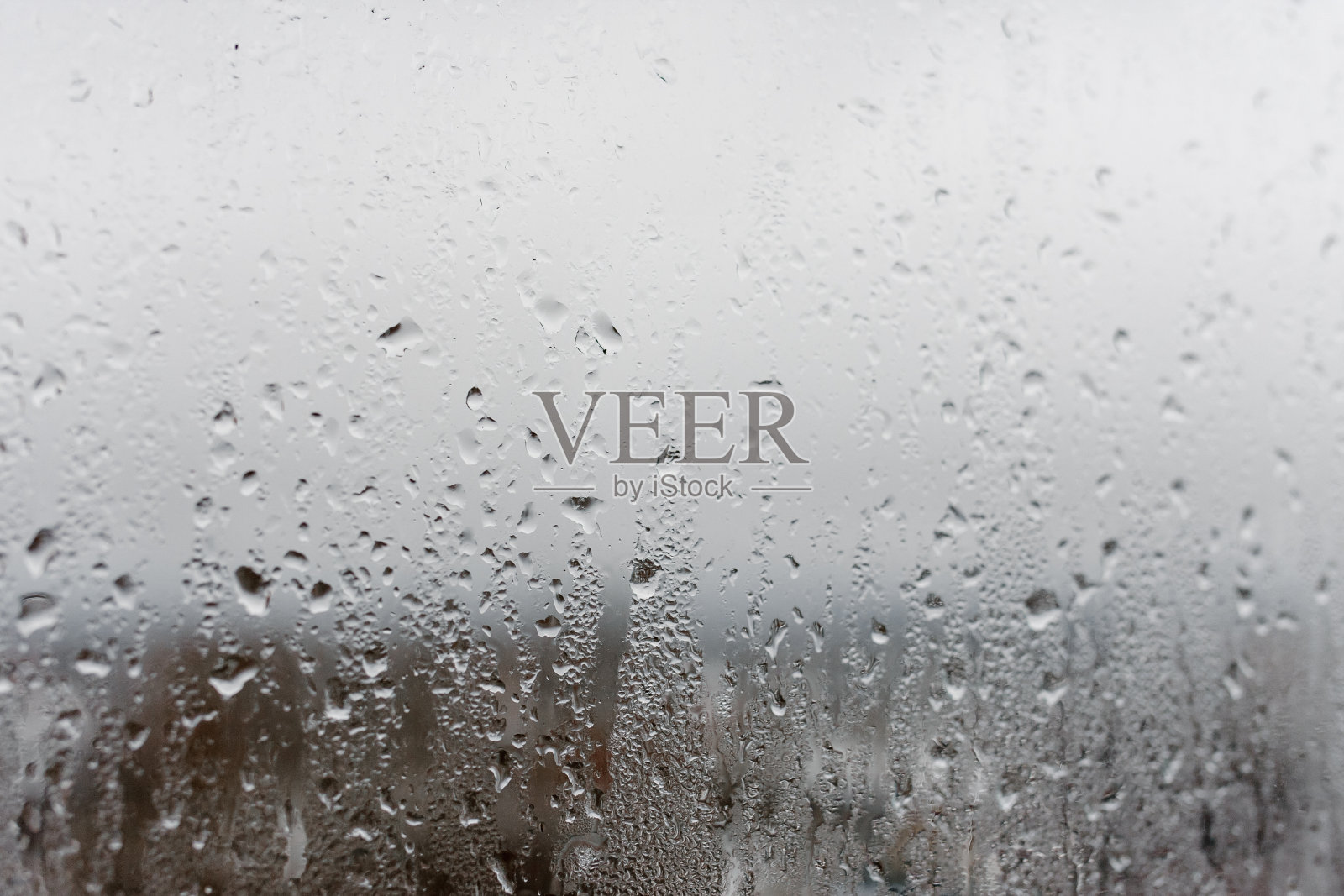 凝结在透明的玻璃窗上，水珠，雨。空气湿度高的窗户玻璃。自然水凝结的背景照片摄影图片